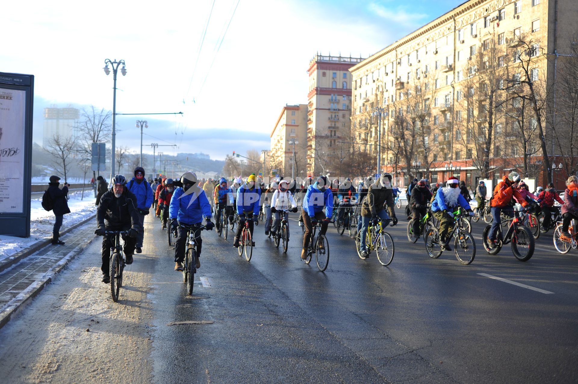 Москва.  Участники  Второго зимнего Московского Велопарада  на Фрунзенской набережной.