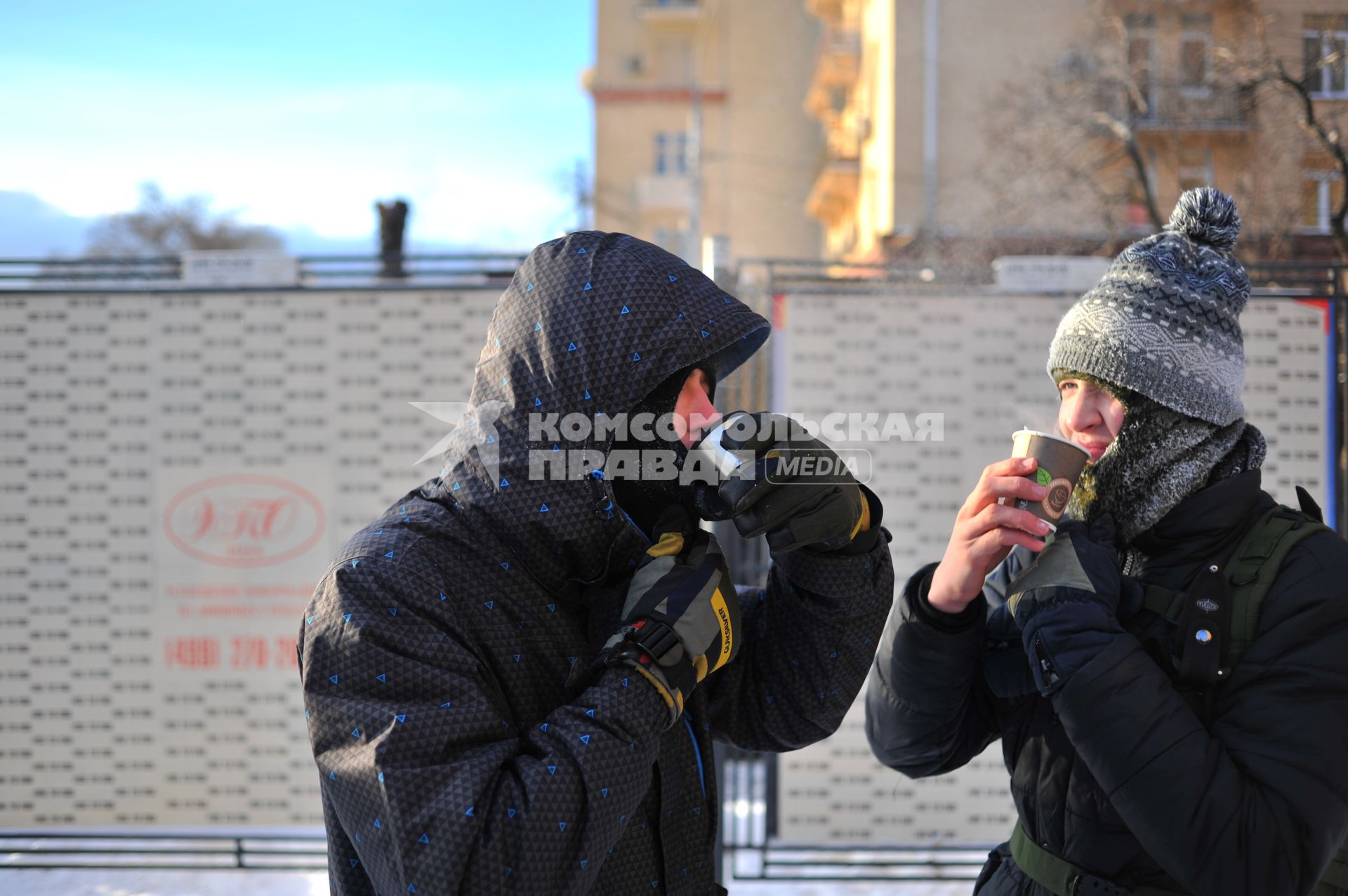 Москва.  Участники Второго зимнего Московского Велопарада  согреваются горячим напитком.