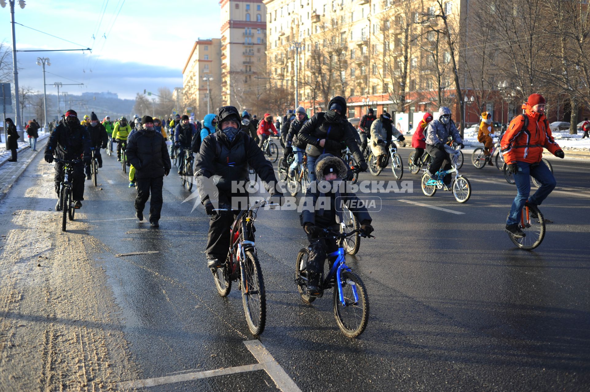 Москва.  Участники  Второго зимнего Московского Велопарада  на Фрунзенской набережной.