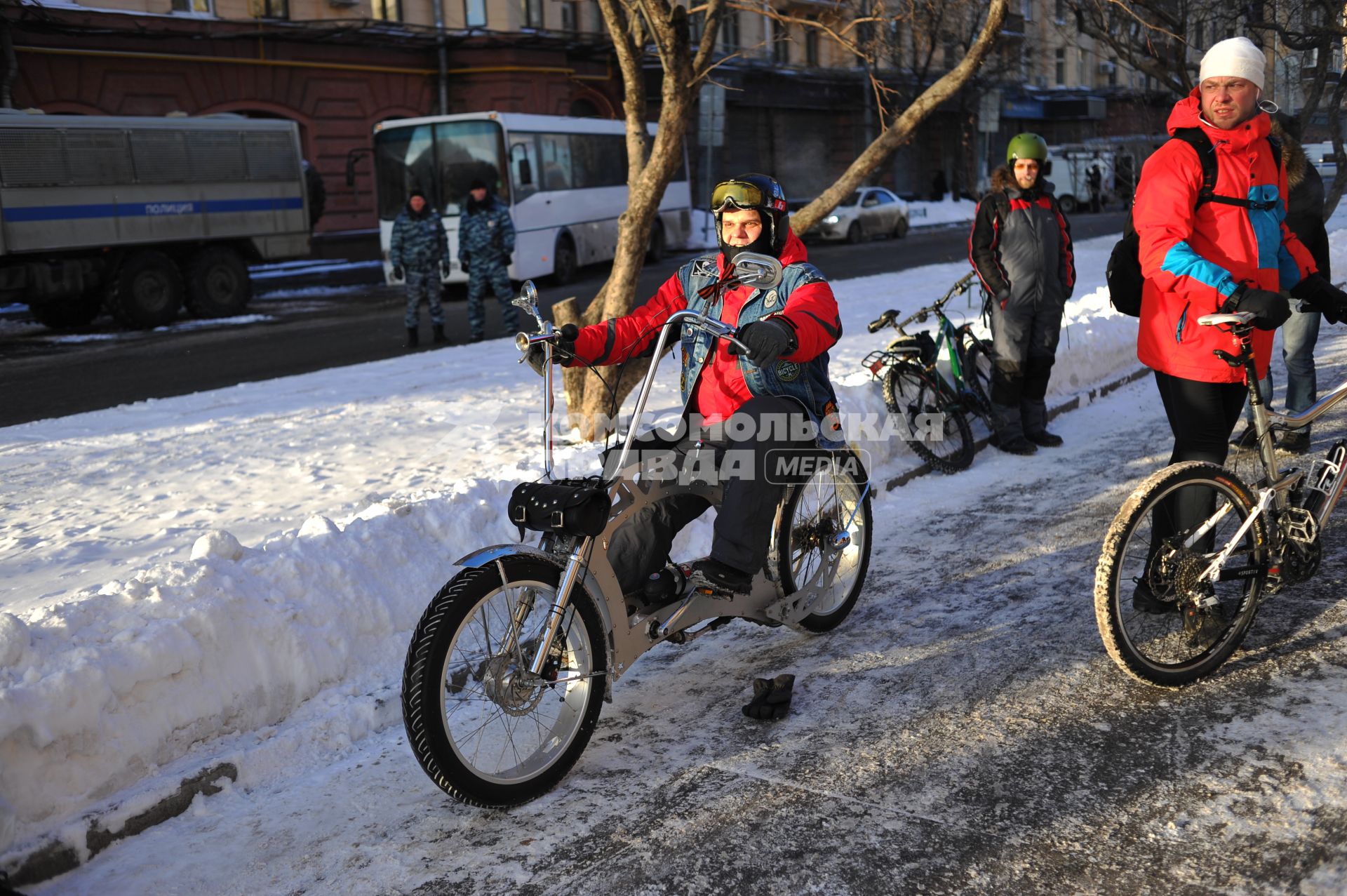 Москва.  Участники Второго зимнего Московского Велопарада перед заездом.