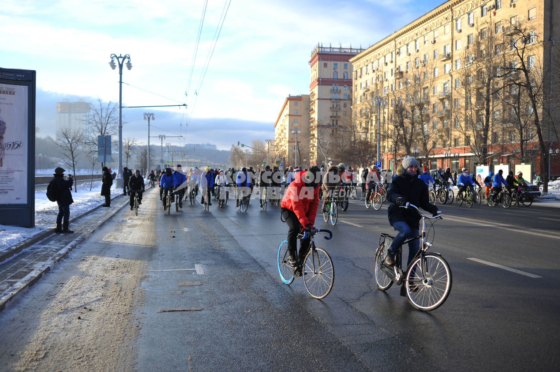 Москва.  Участники  Второго зимнего Московского Велопарада  на Фрунзенской набережной.