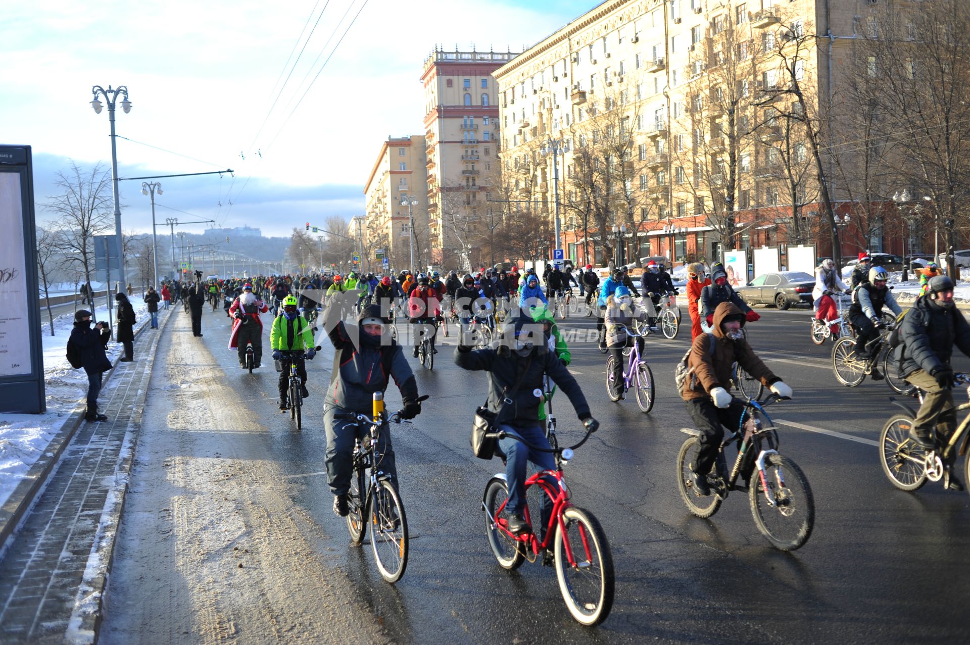 Москва.  Участники  Второго зимнего Московского Велопарада  на Фрунзенской набережной.