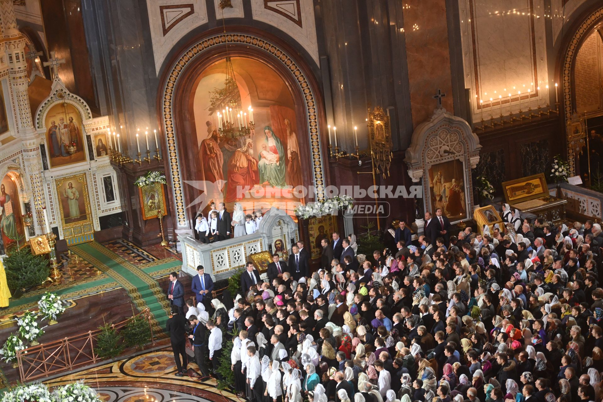 Москва.  Верующие во время  Рождественского  богослужения в храме Христа Спасителя.