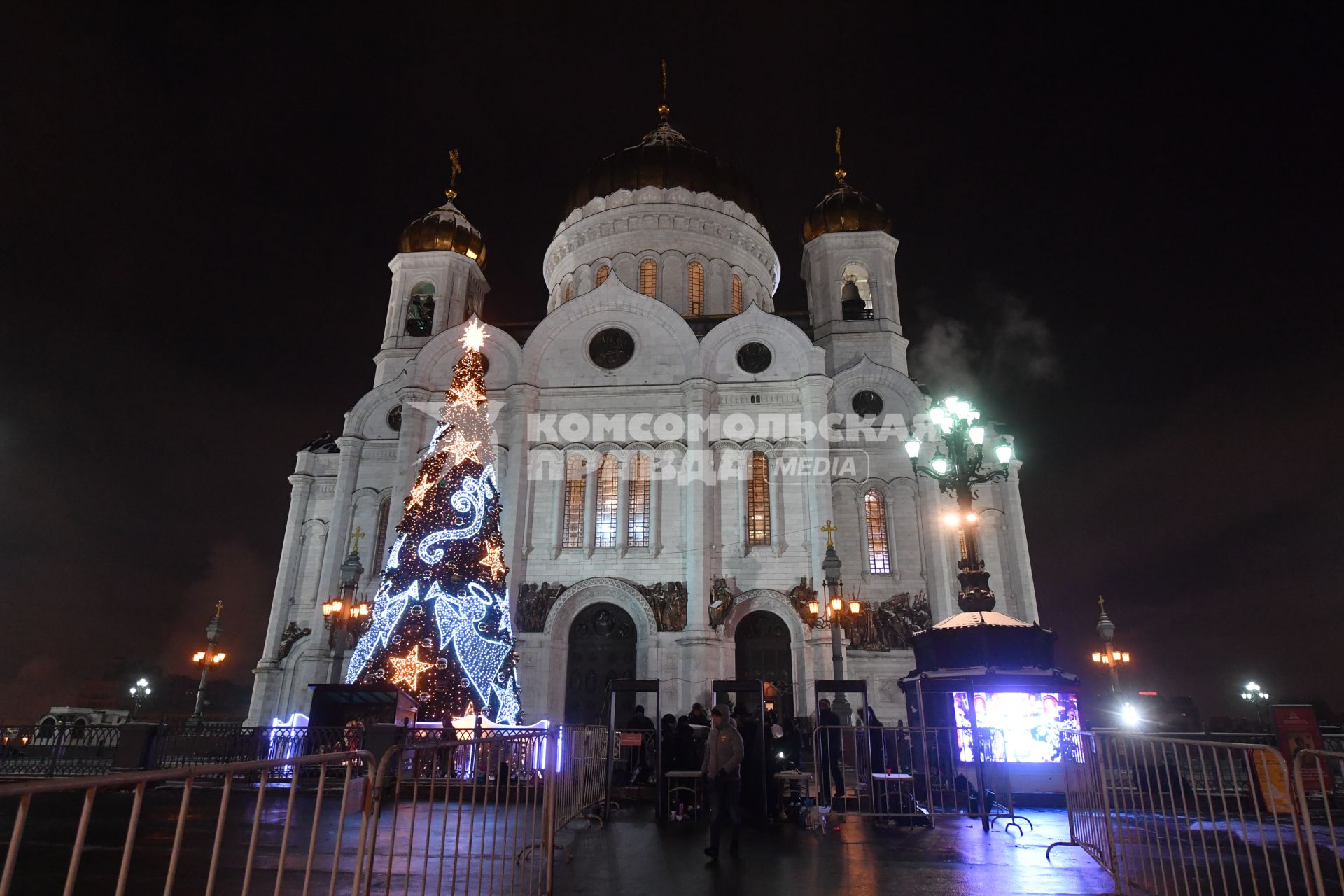 Москва.  Новогодняя елка у храма Христа Спасителя.