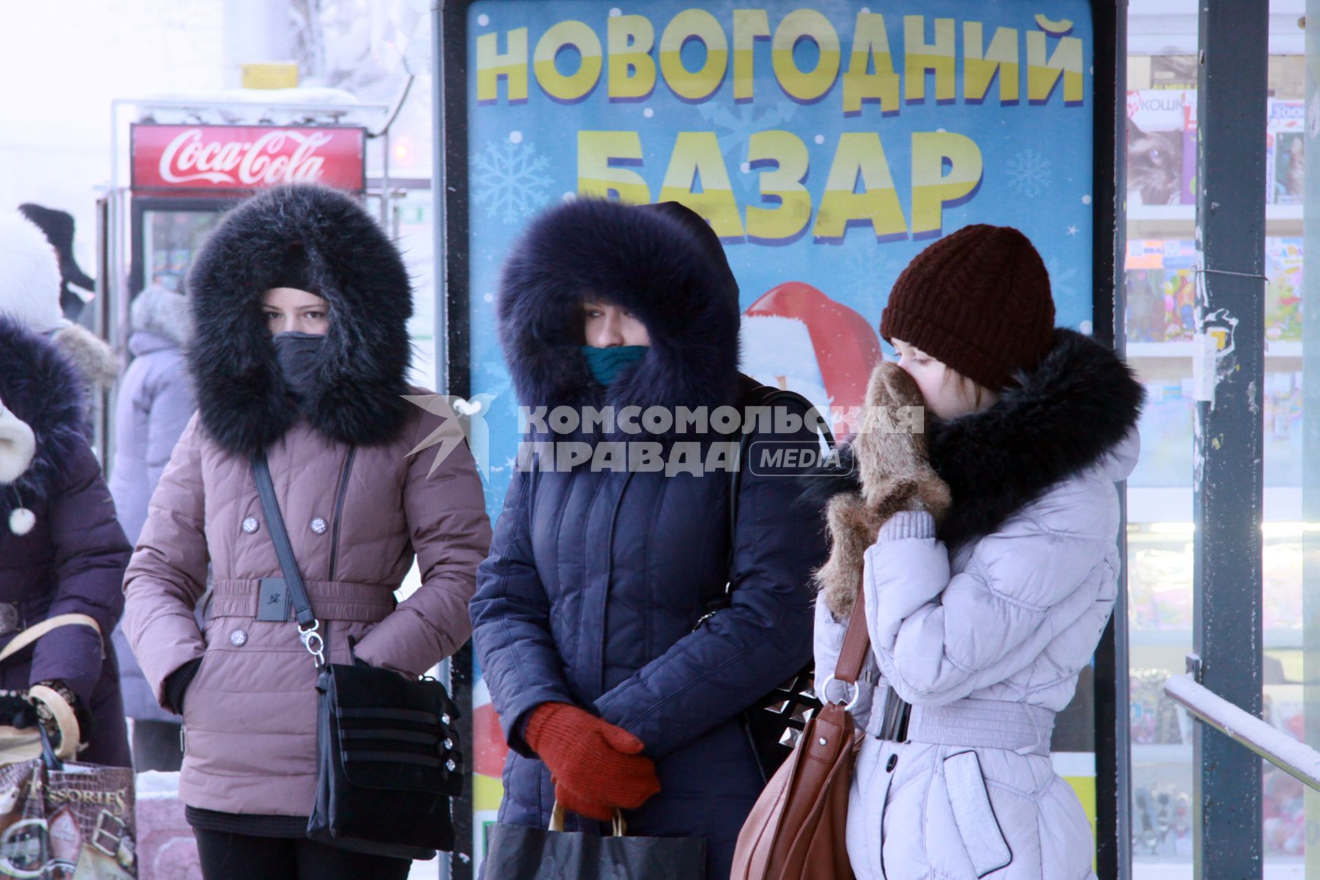 Барнаул. Девушки на улице  закрыли лица от холода.