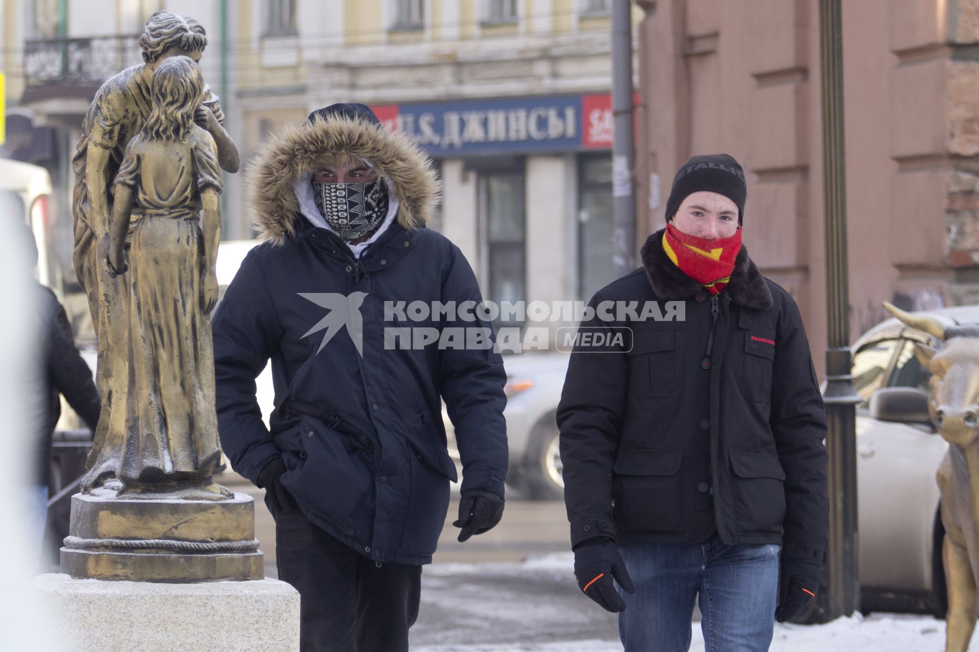 Иркутск. Юноши  на улице закрыли лица от холода.