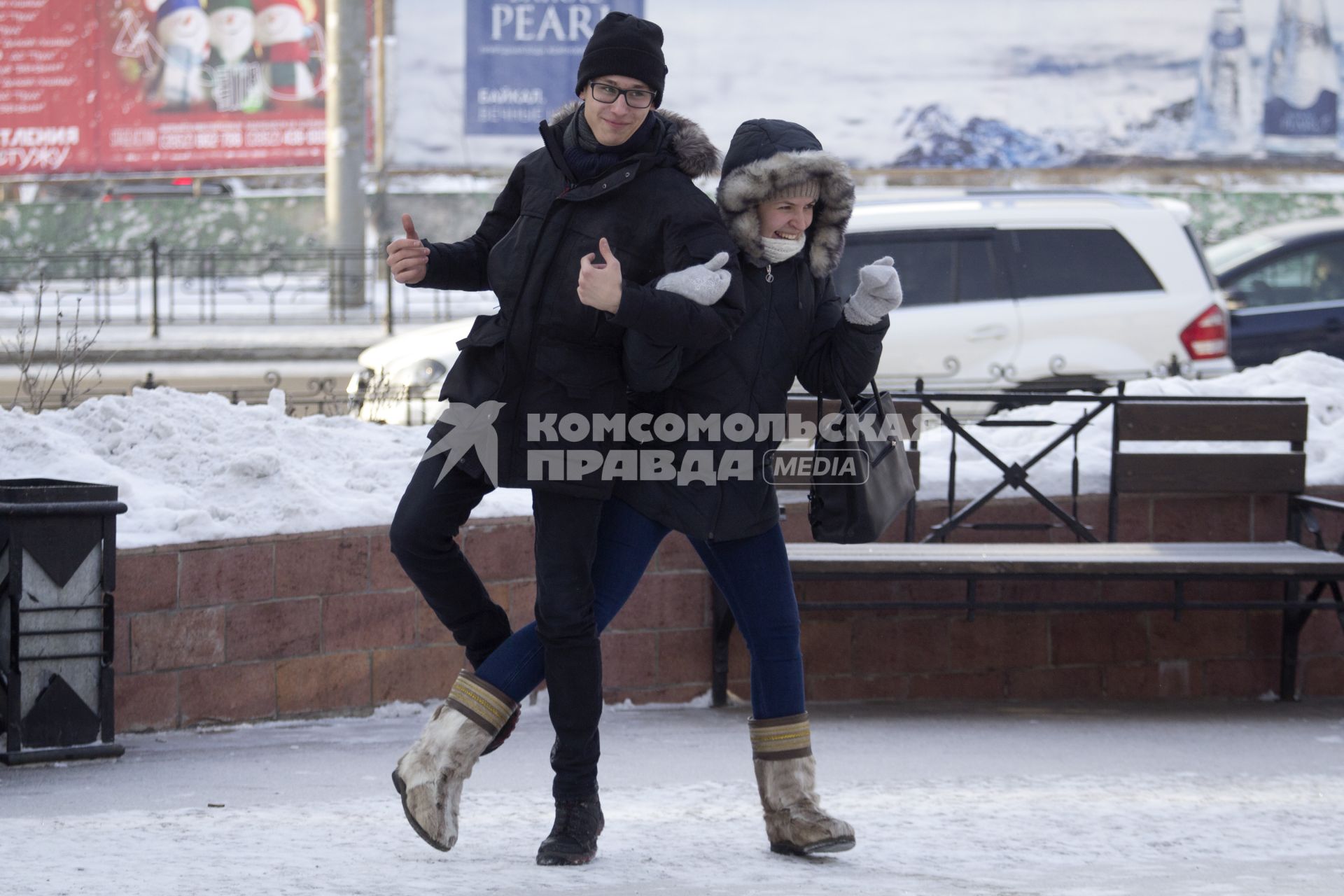 Иркутск. Молодые люди греются на улице в мороз.
