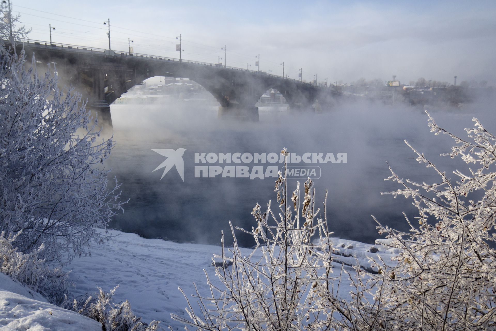 Иркутск. Река Ангара в районе Иркутска не замерзает даже в сильные морозы.