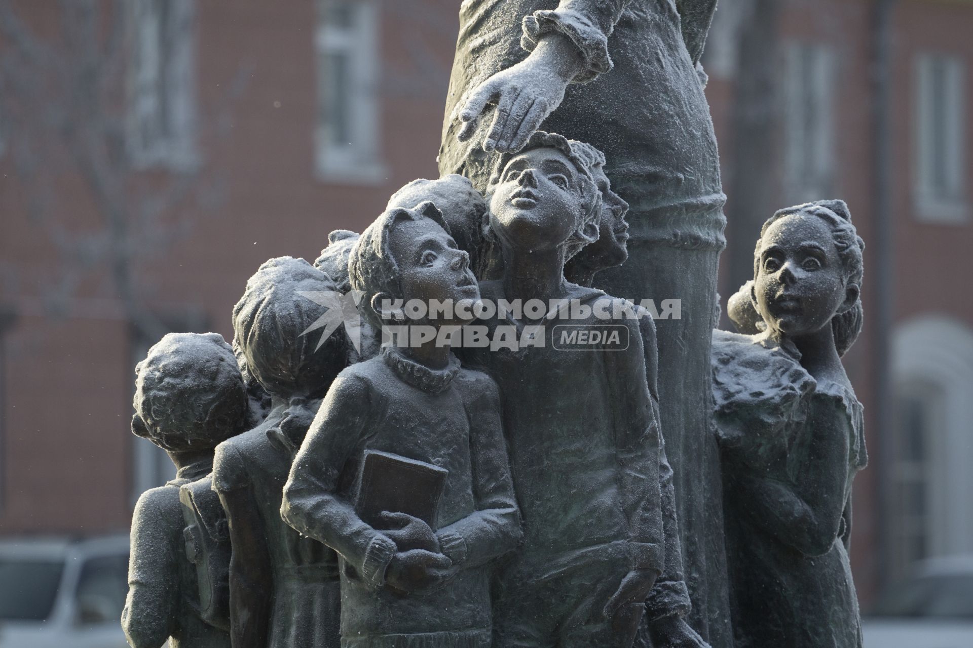 Иркутск. Памятник, покрытый инеем на улице города.