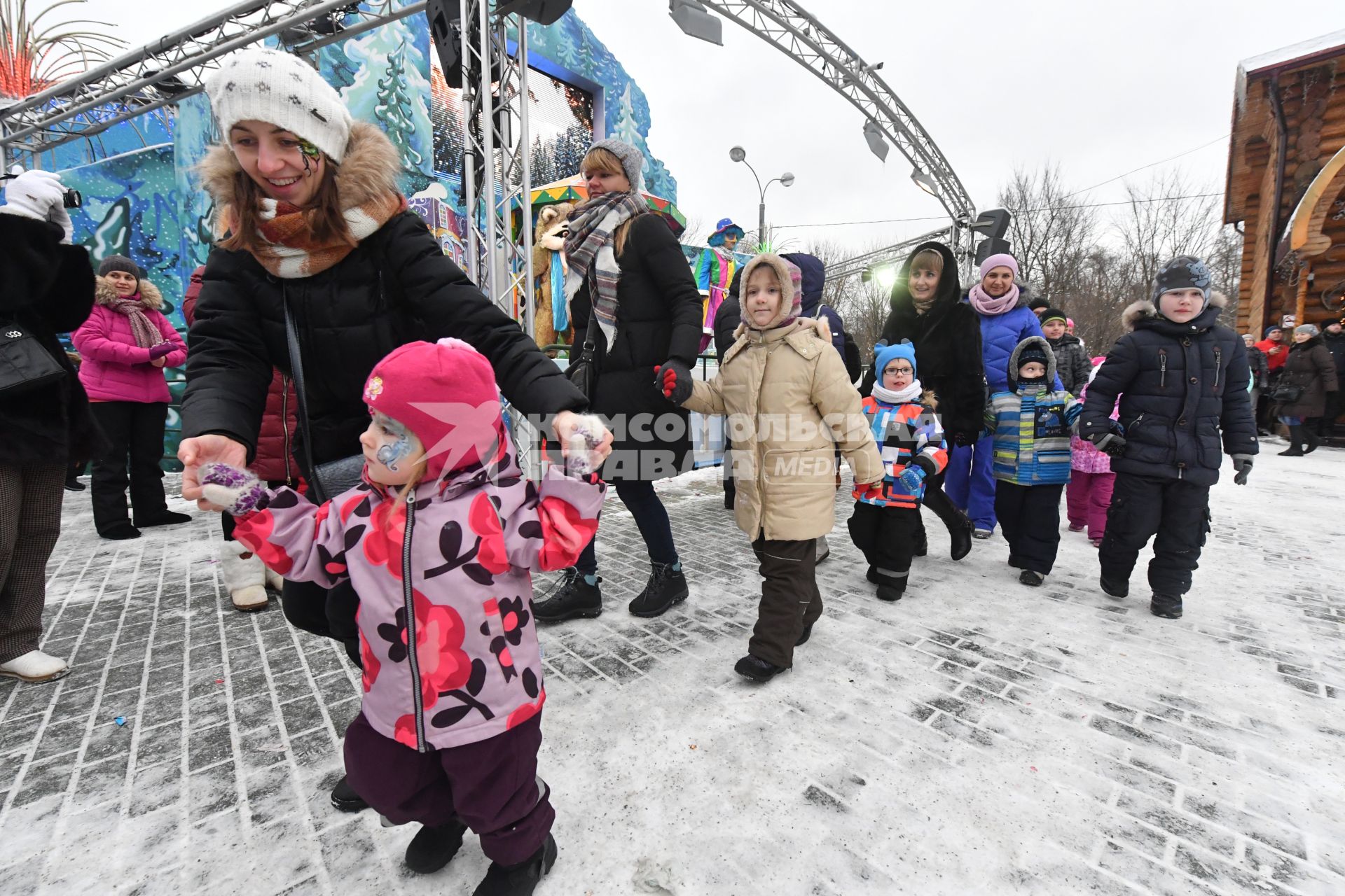 Москва. Родители и дети играют на площади  в усадьбе Деда Мороза в Кузьминках.