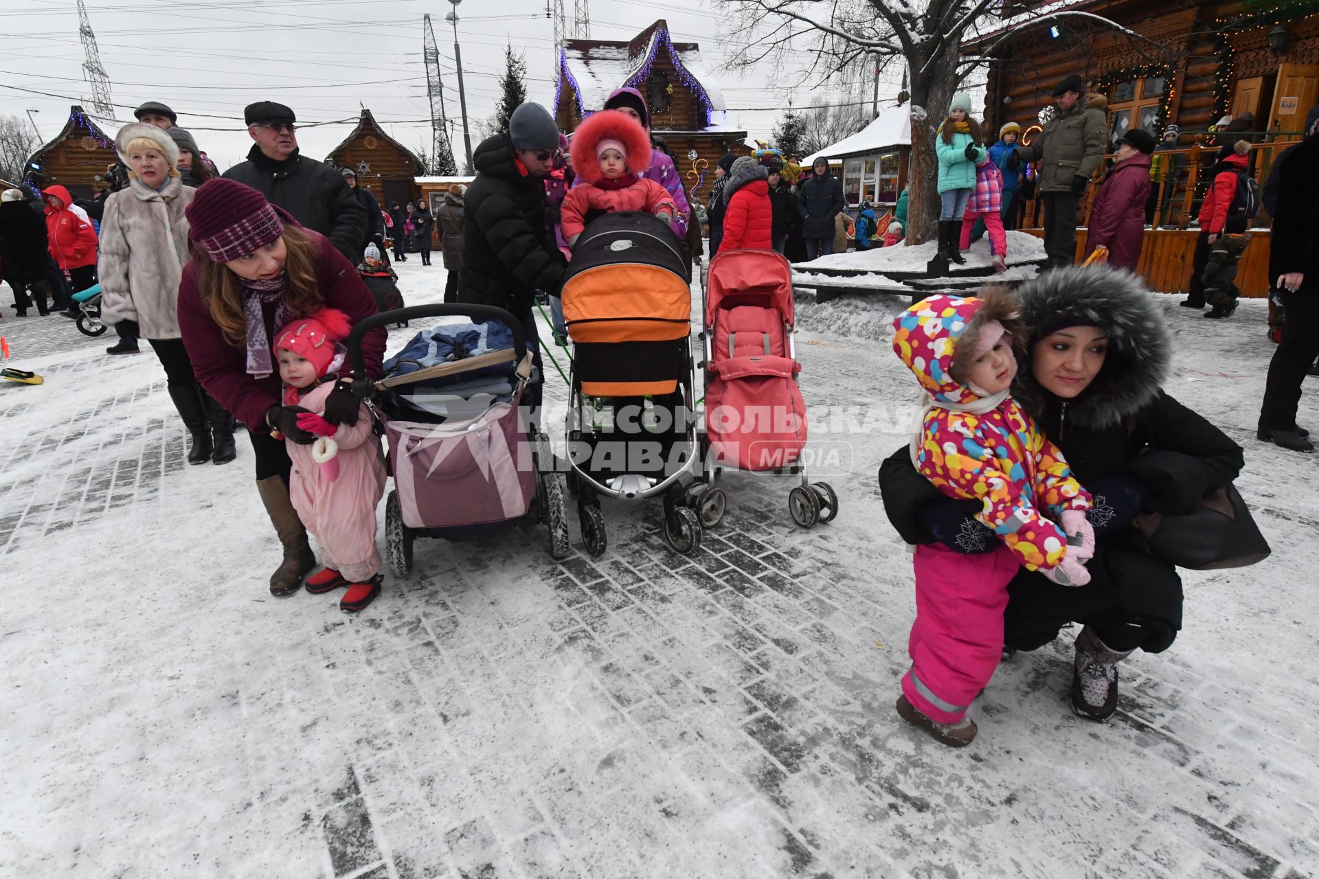 Москва. Родители и дети  на площади  в усадьбе Деда Мороза в Кузьминках.