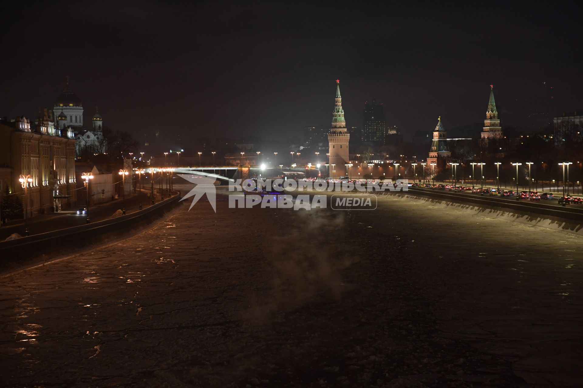 Москва. Теплоход на Москве-реке  в районе  Кремлевской набережной.