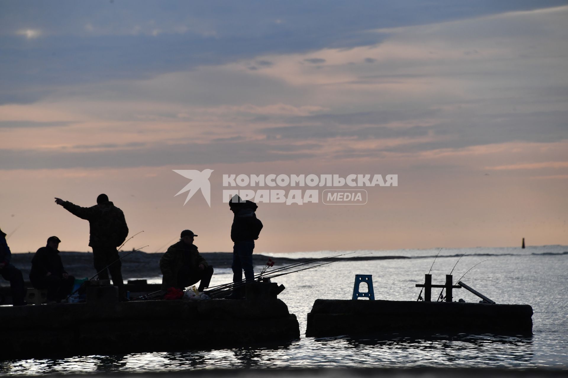 Сочи.   Рыбаки на берегу Черного моря.