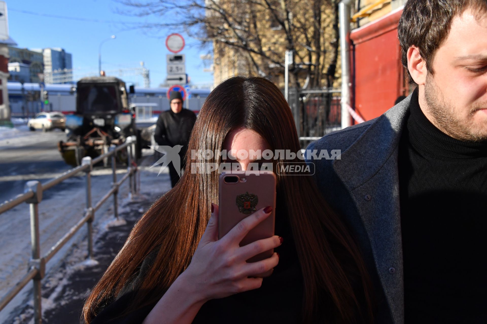 Москва. Участница гонок на внедорожнике Mercedes Мара Багдасарян приехала в ГБУ `Жилищник`, где она будет выполнять обязательные работы, назначенные ей судом за административные правонарушения. Справа - адвокат Мары Давид Кемулария.