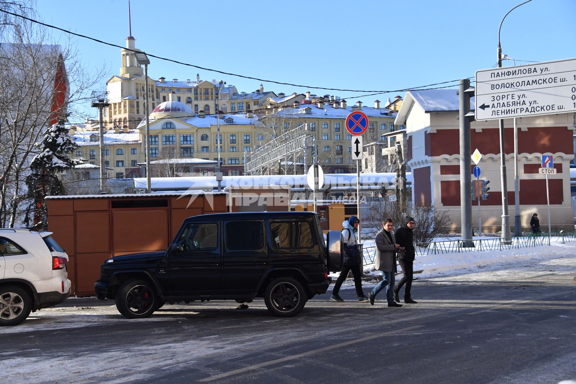 Москва. Автомобиль Mercedes Gelandewagen, на котором адвокат Мары Багдасарян Давид Кемулария привез свою подзащитную на работу в ГБУ `Жилищник`. Машина припаркована в зоне действия знака `Остановка запрещена`.