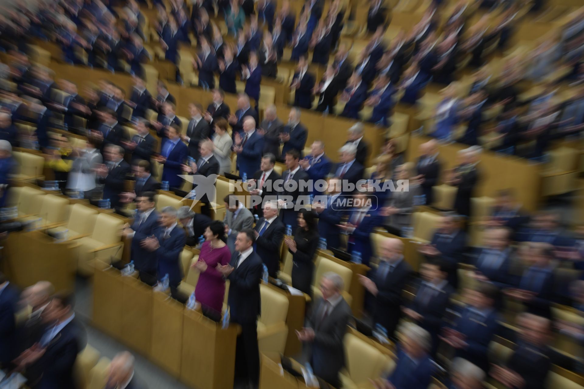 Москва. Депутаты Госдумы РФ  во время исполнения гимна России на первом пленарном заседании весенней сессии Госдумы РФ   .