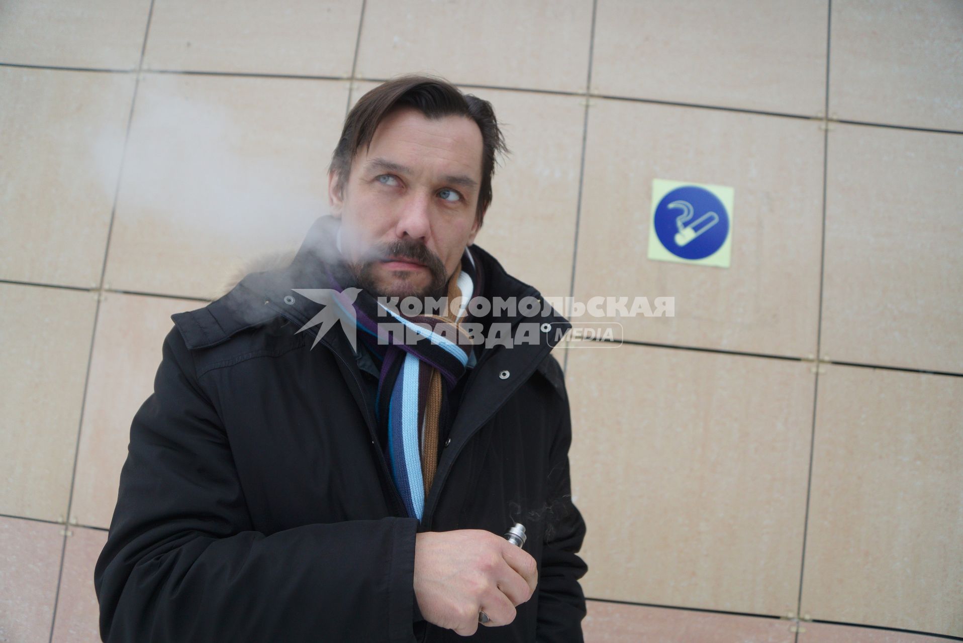 Екатеринбург. Мужчина с электронной сигаретой в месте для курения