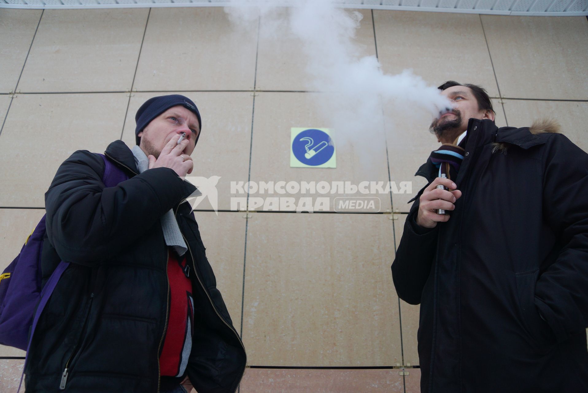 Екатеринбург. Мужчины обычной и с электронной сигаретой курят в месте для курения