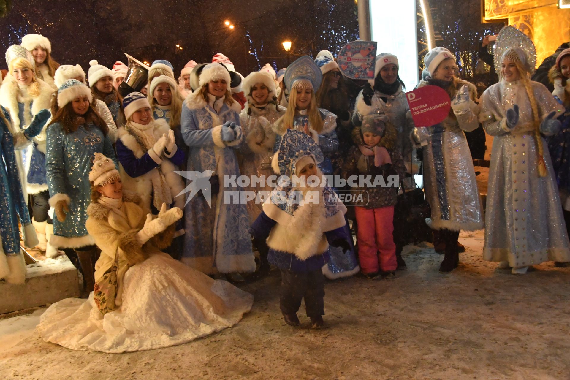 Москва.  Участники Парада Снегурочек в рамках фестиваля `Путешествие в Рождество` на Тверском  бульваре.