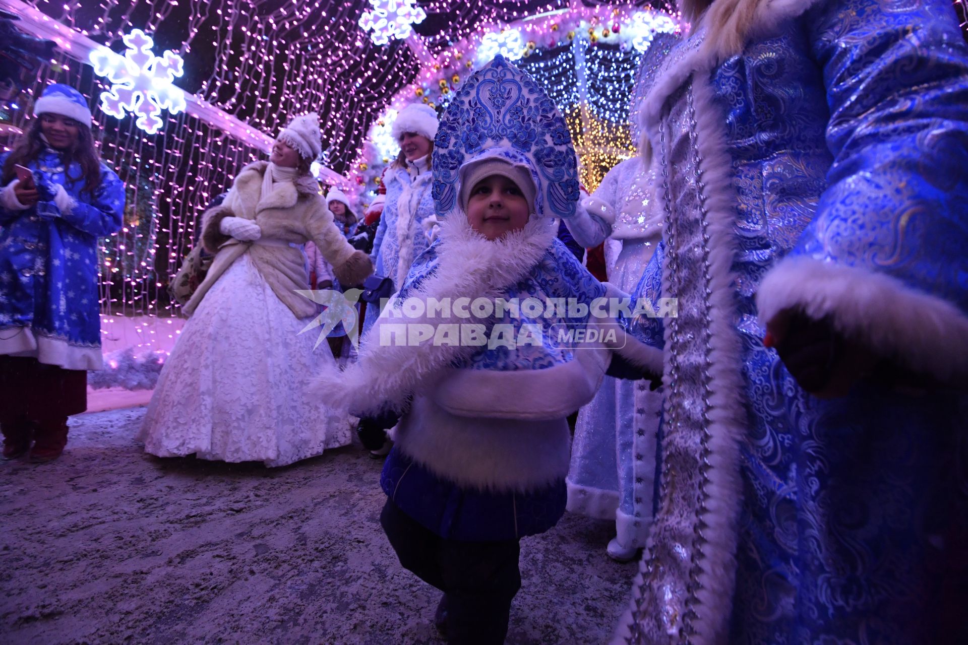 Москва.  Участники Парада Снегурочек в рамках фестиваля `Путешествие в Рождество` на Тверском  бульваре.