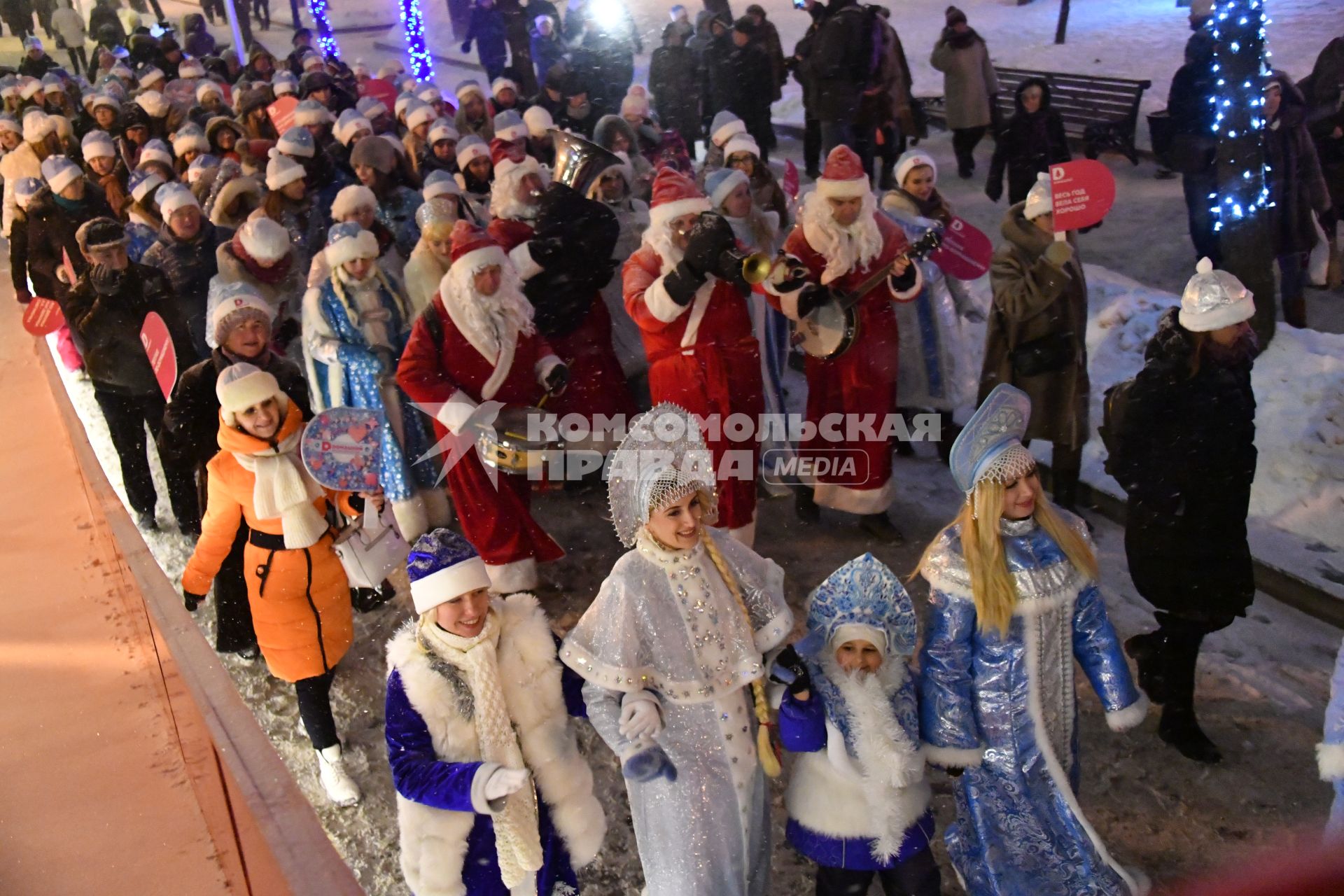 Москва.  Участники Парада Снегурочек в рамках фестиваля `Путешествие в Рождество` на Тверском  бульваре.