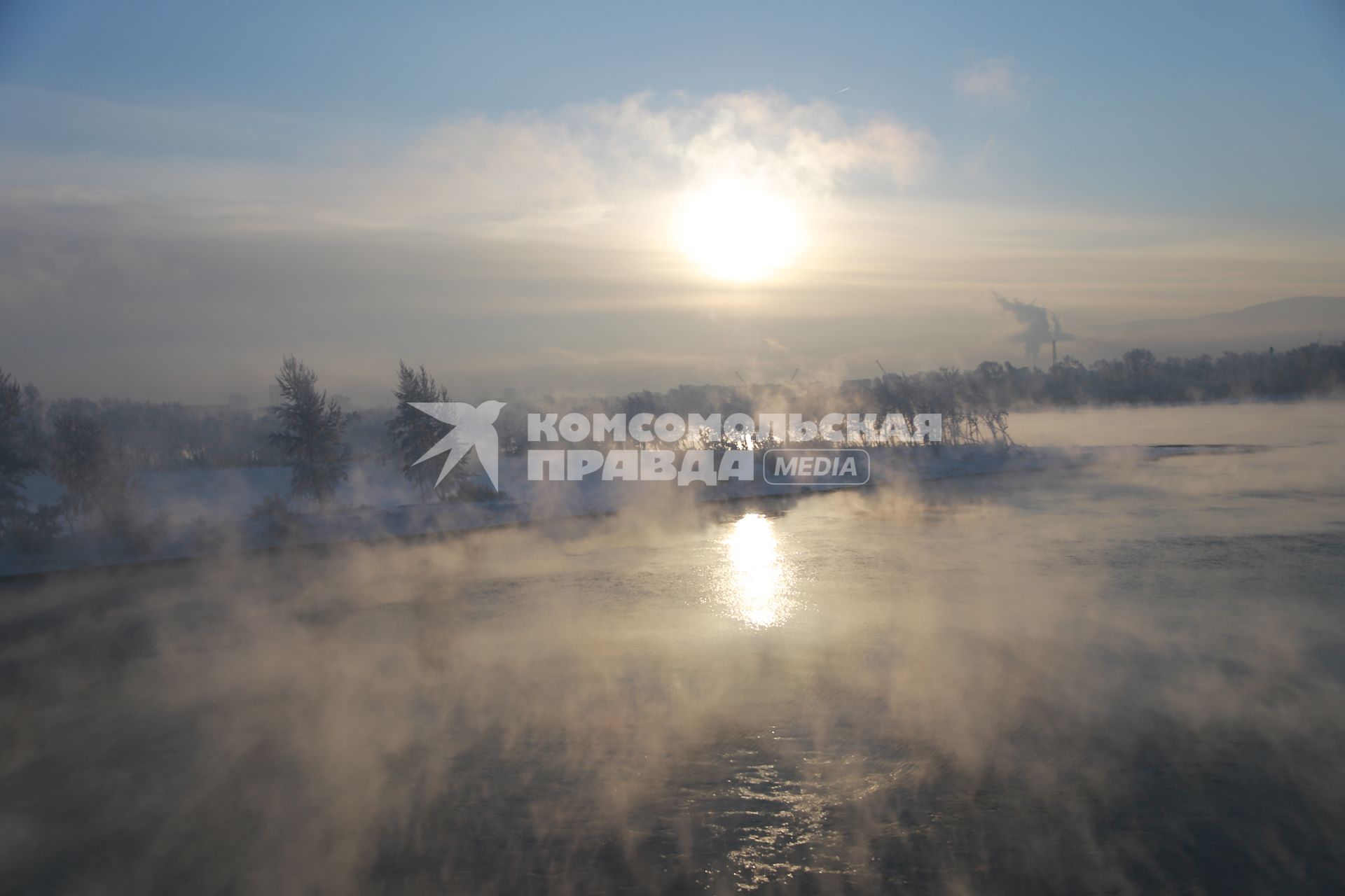 Красноярск.  Испарение над водой во время сильного мороза.