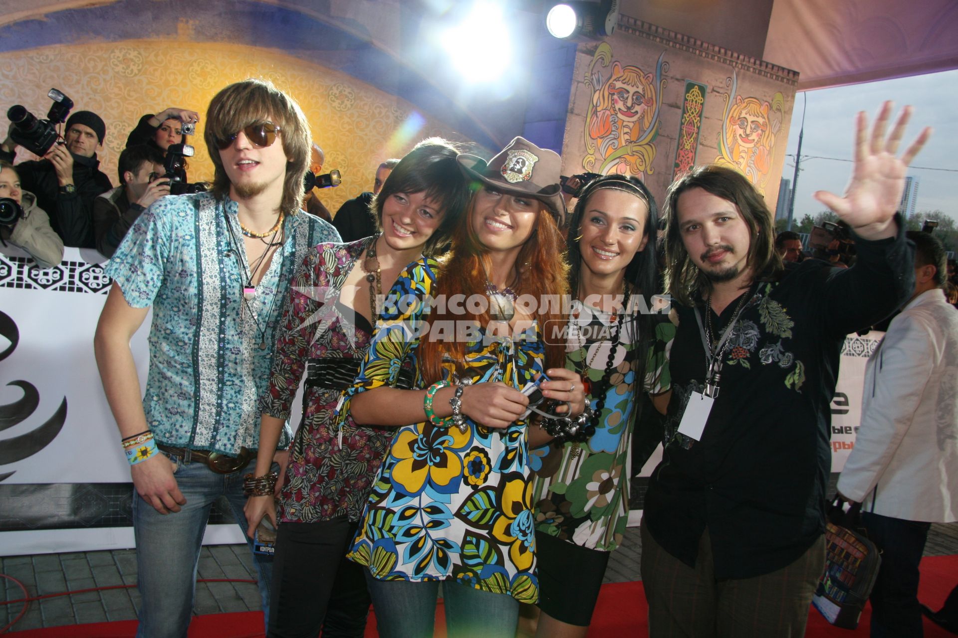 Диск130. Церемония вручения Премии MTV Russian Music Awards 2007. Ледовый дворец на Ходынском поле. Москва. На снимке: участники группы ЧИ-ЛИ и солистка, певица Ирина Забияка (в центре)