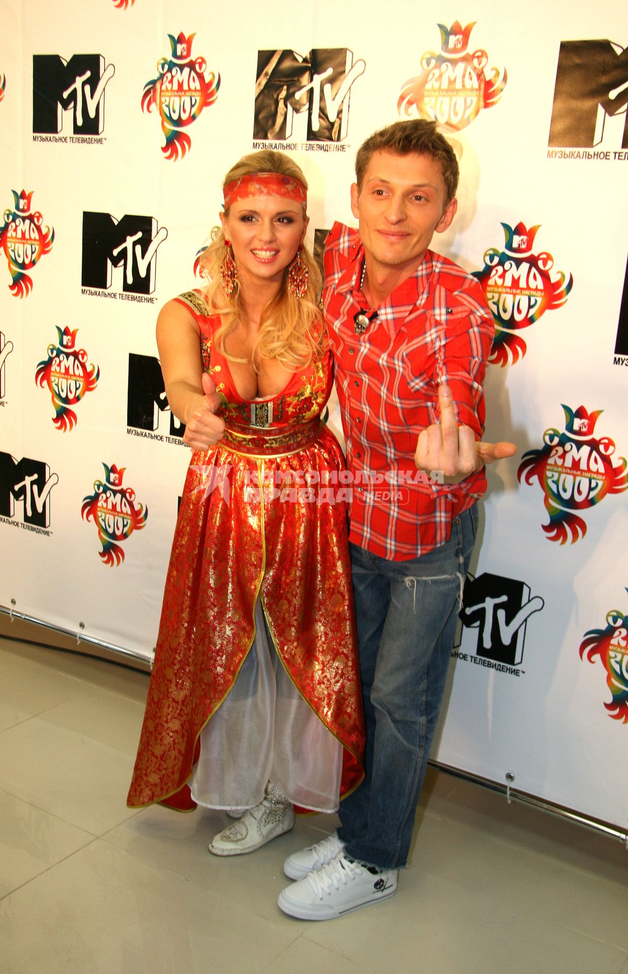 Диск130. Церемония вручения Премии MTV Russian Music Awards 2007. Ледовый дворец на Ходынском поле. Москва. На снимке: певица Анна Семенович и резидет COMEDY CLUB Павел Воля