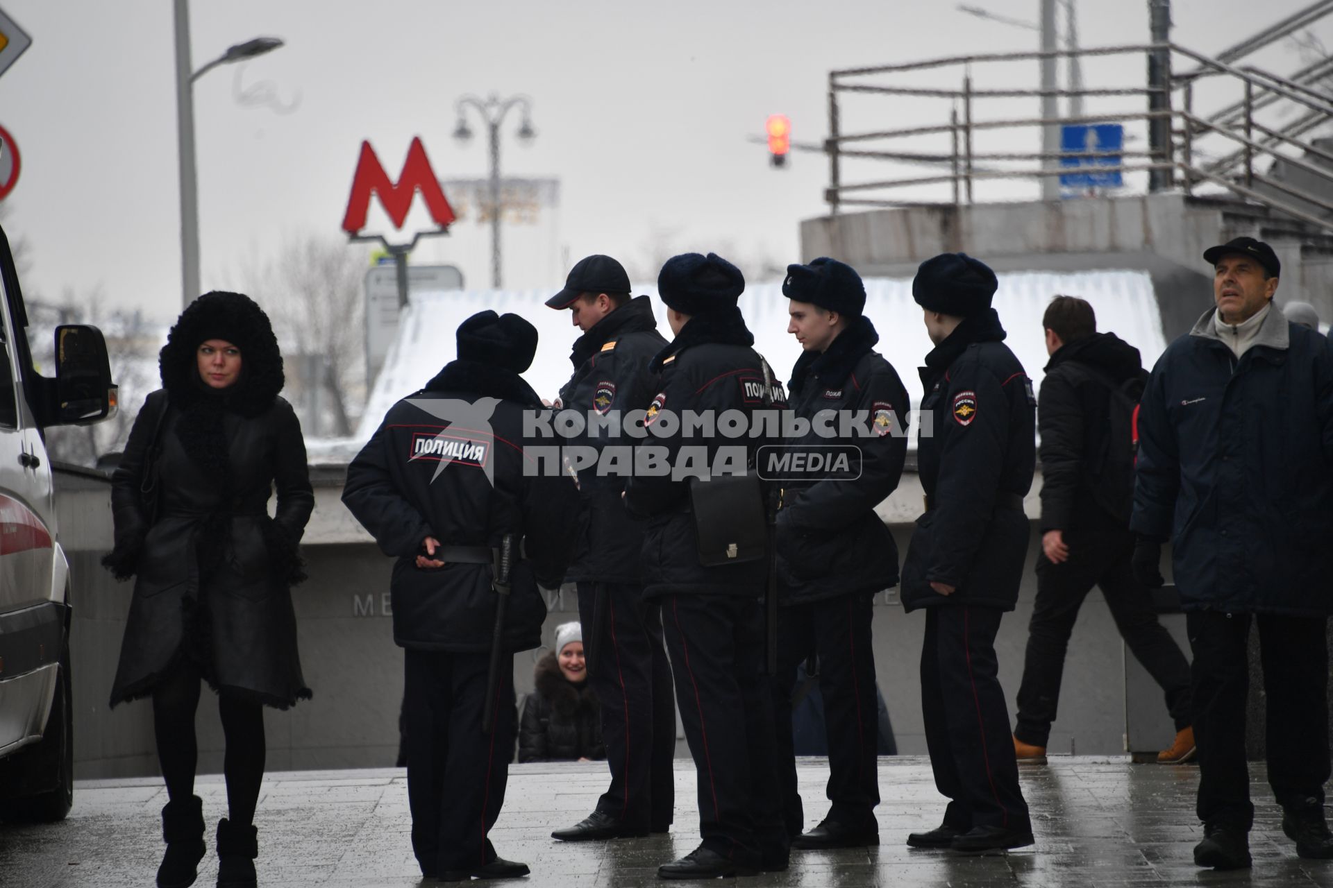 Москва.  Полицейские у метро Чеховская.