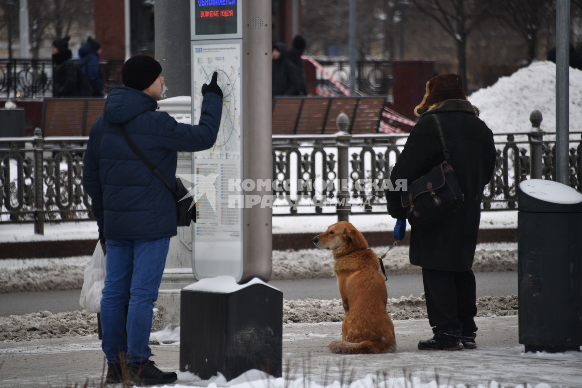 Москва.  Мужчина у информационного стенда у метро Трубная.