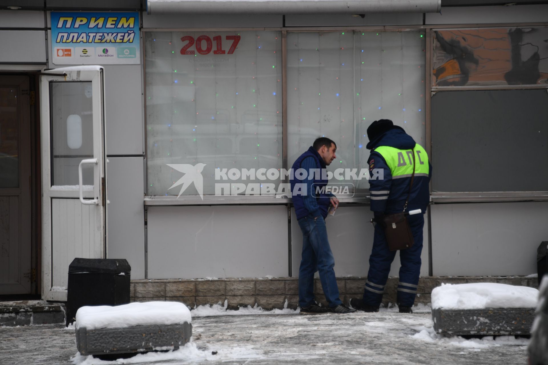 Москва.    Сотрудник ДПС разговаривает с мужчиной.