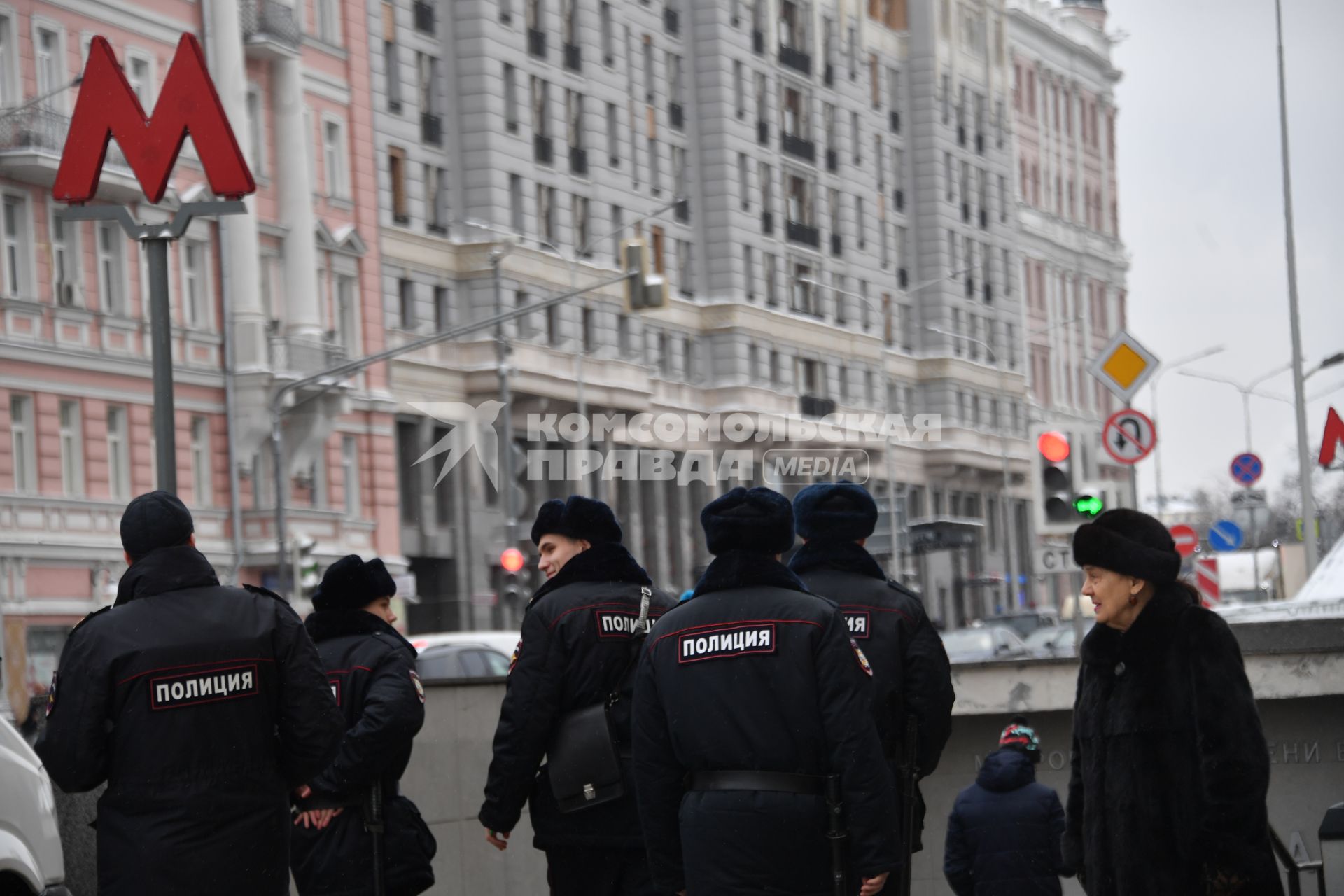 Москва.  Полицейские у метро Чеховская.