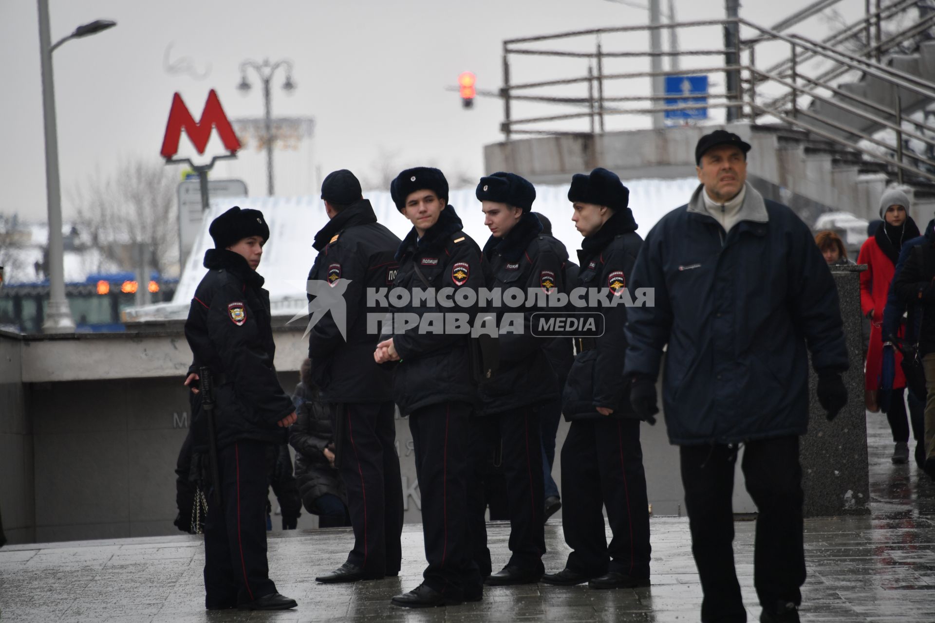 Москва.  Полицейские у метро Чеховская.