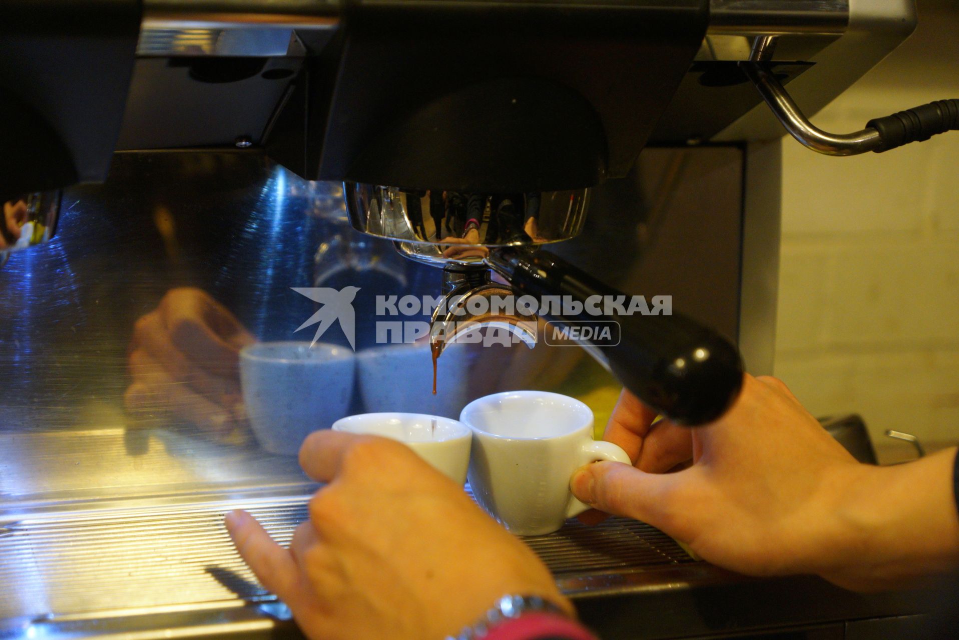 Екатеринбург. Бариста готовит зерновой кофе в одной из кофеен города