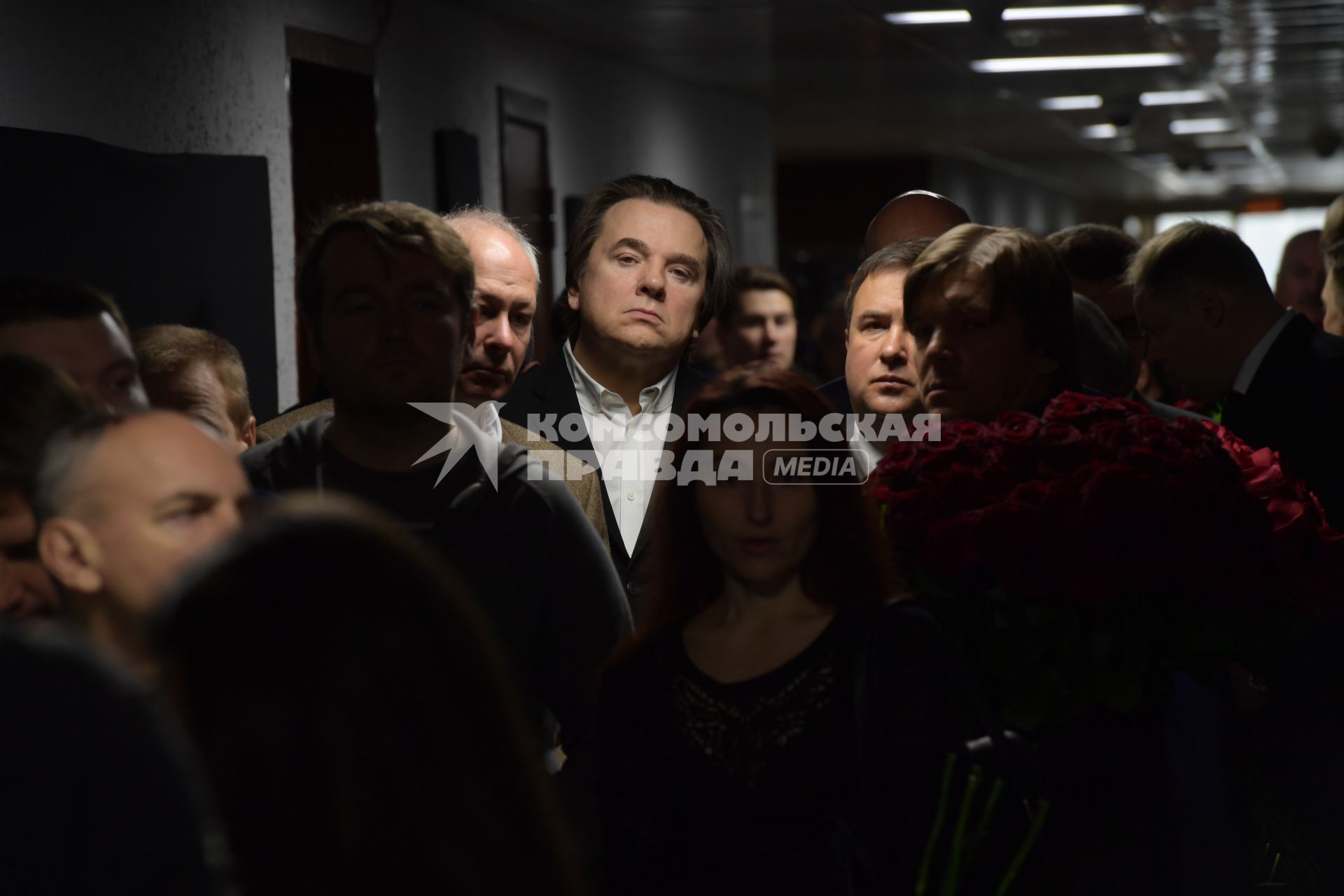 Москва. Генеральный директор Первого канала Константин Эрнст ( в центре) перед началом гражданской панихиды по погибшим при крушении самолета Ту-154 над Черным морем журналистам Первого канала, НТВ и телеканала `Звезда` в телецентре `Останкино`.