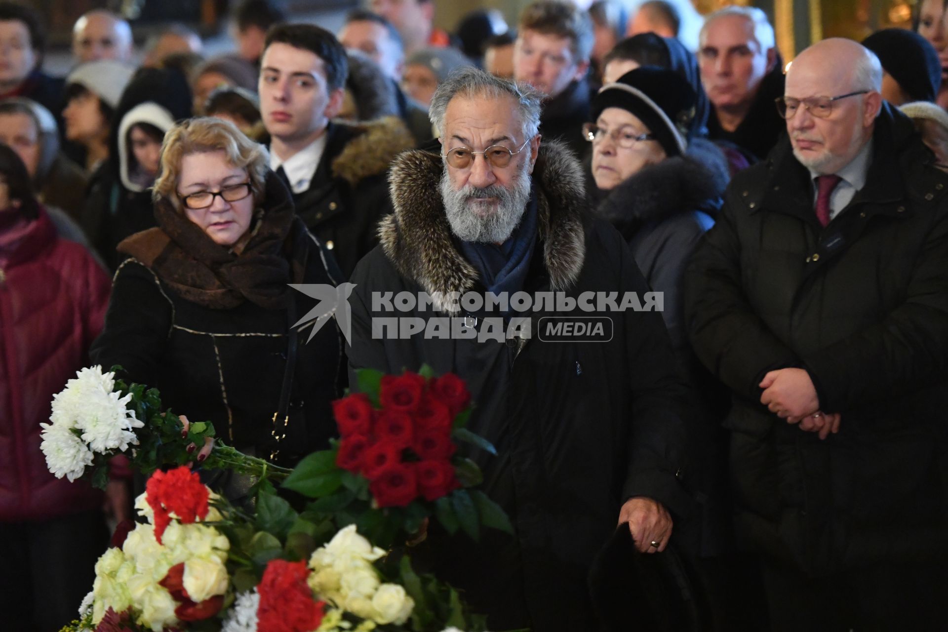 Москва.  Член комитета Госдумы РФ по международным делам Артур Чилингаров (в центре) на церемонии прощания с директором Международной общественной организации `Справедливая помощь` Елизаветой Глинкой, погибшей при крушении самолета Ту-154 над Черным морем  25 декабря 2016-го года, в Успенском соборе Новодевичьего монастыря.