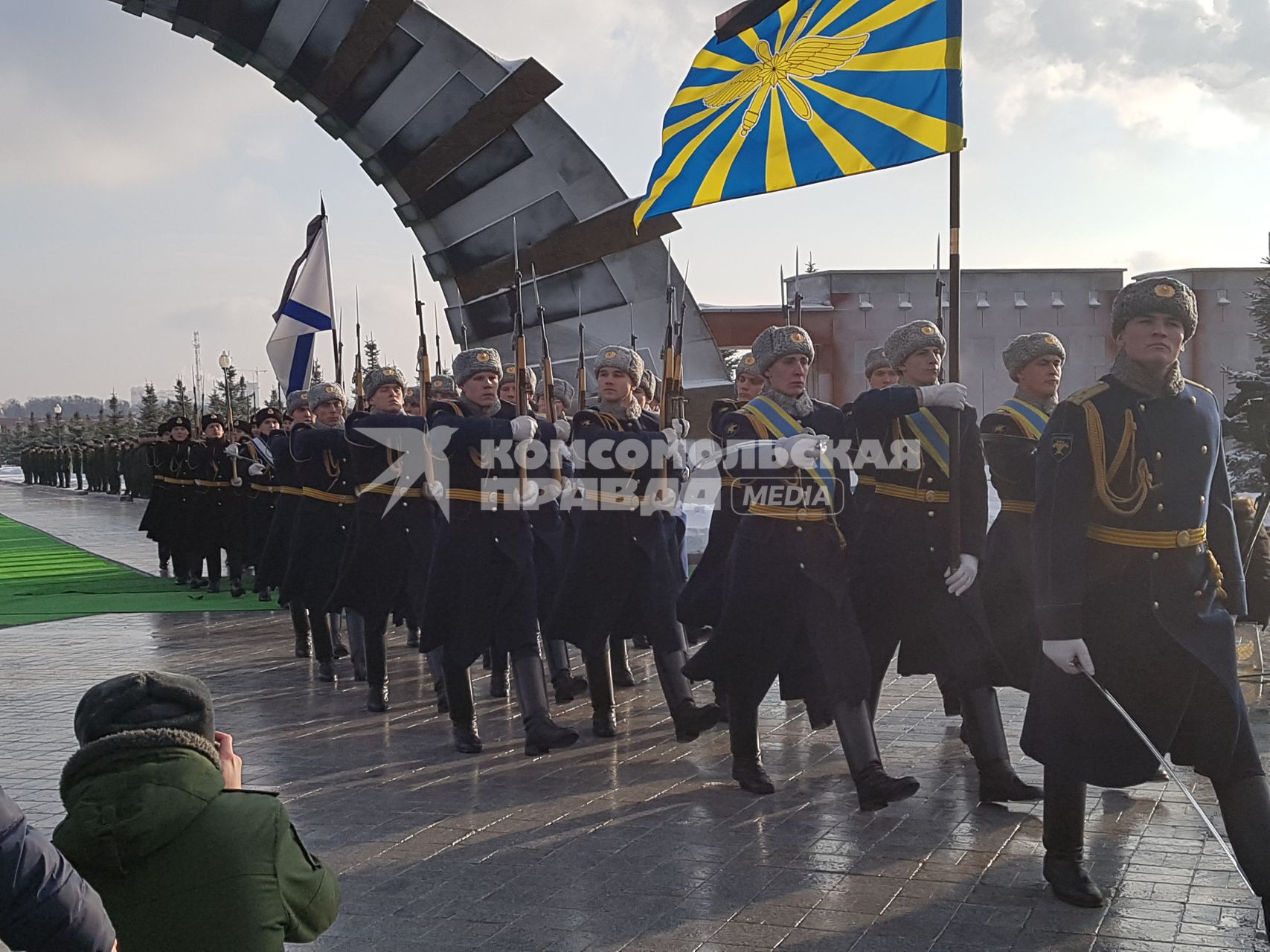 Мытищи, Московская область. Военные  на церемонии прощания с погибшими при крушении самолета Ту-154 над Черным морем на Федеральном мемориальном кладбище.