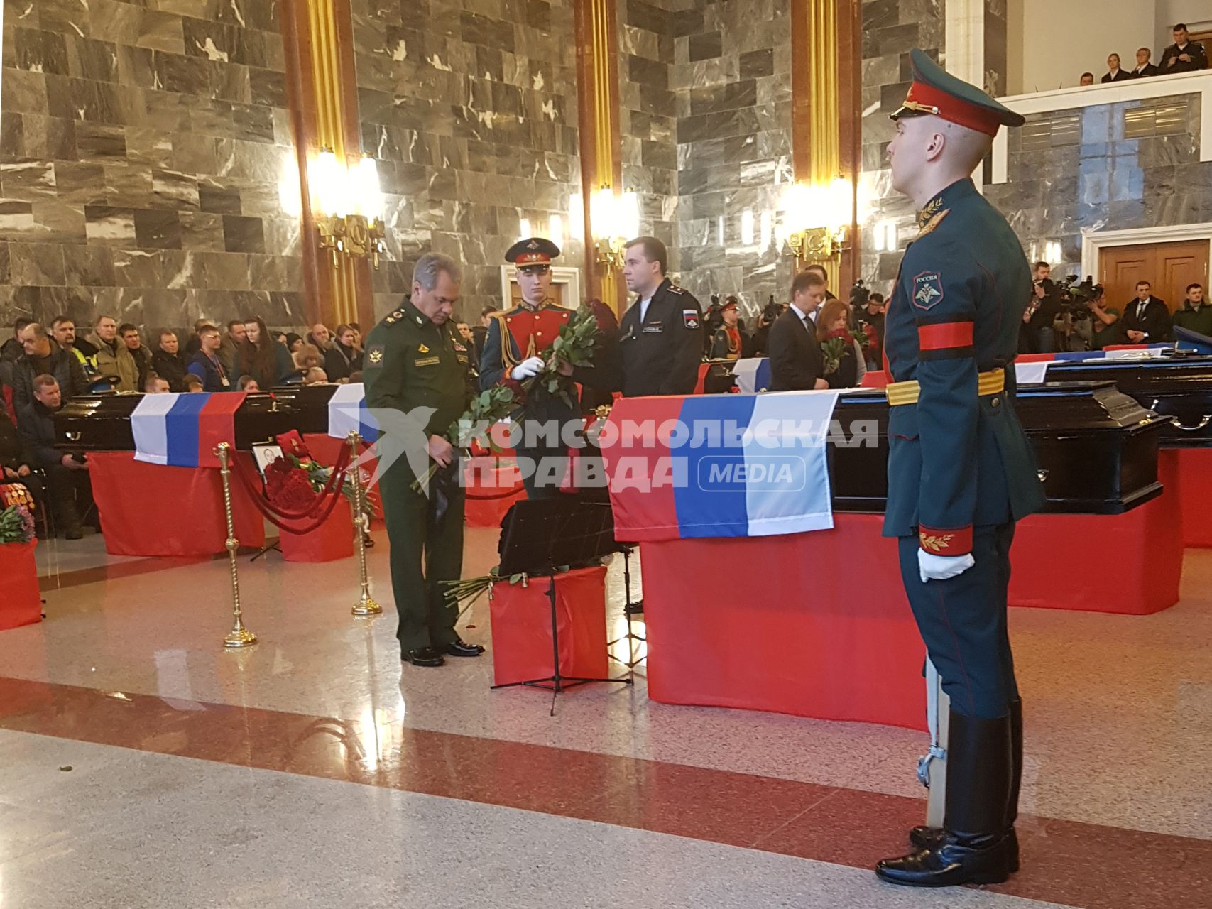 Мытищи, Московская область.  Министр обороны Сергей Шойгу  у гроба главы департамента культуры Минобороны Антона Губанкова погибшего  при крушении самолета Ту-154 над Черным морем во время церемонии прощания на Федеральном мемориальном кладбище.