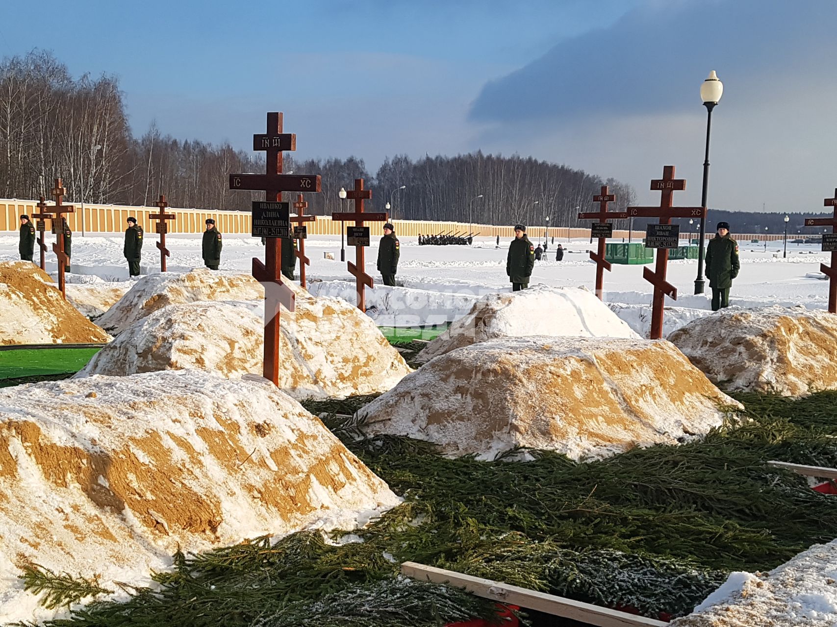 Мытищи, Московская область. Церемония прощания с погибшими при крушении самолета Ту-154 над Черным морем на Федеральном мемориальном кладбище.