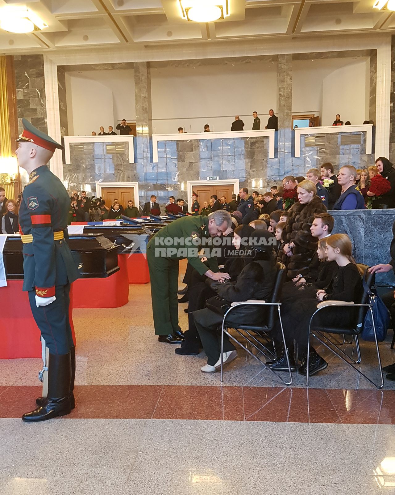 Мытищи, Московская область.  Министр обороны Сергей Шойгу приносит соболезнования вдове  главы департамента культуры Минобороны Антона Губанкова погибшего при крушении самолета Ту-154 над Черным морем во время церемонии прощания на Федеральном мемориальном кладбище.