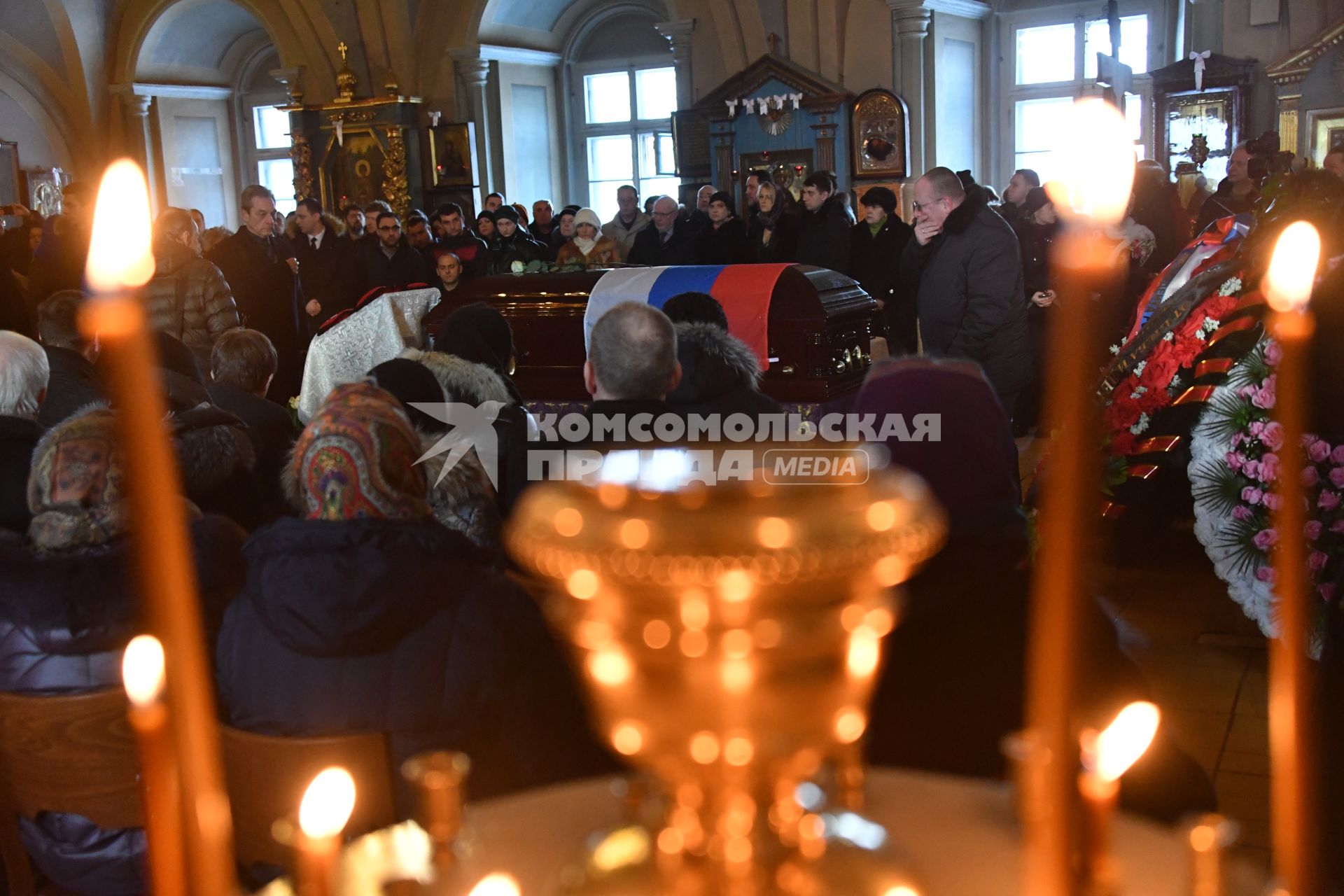 Москва. На церемонии прощания с директором Международной общественной организации `Справедливая помощь` Елизаветой Глинкой, погибшей при крушении самолета Ту-154  над Черным морем 25 декабря 2016-го года, в Успенском соборе Новодевичьего монастыря.