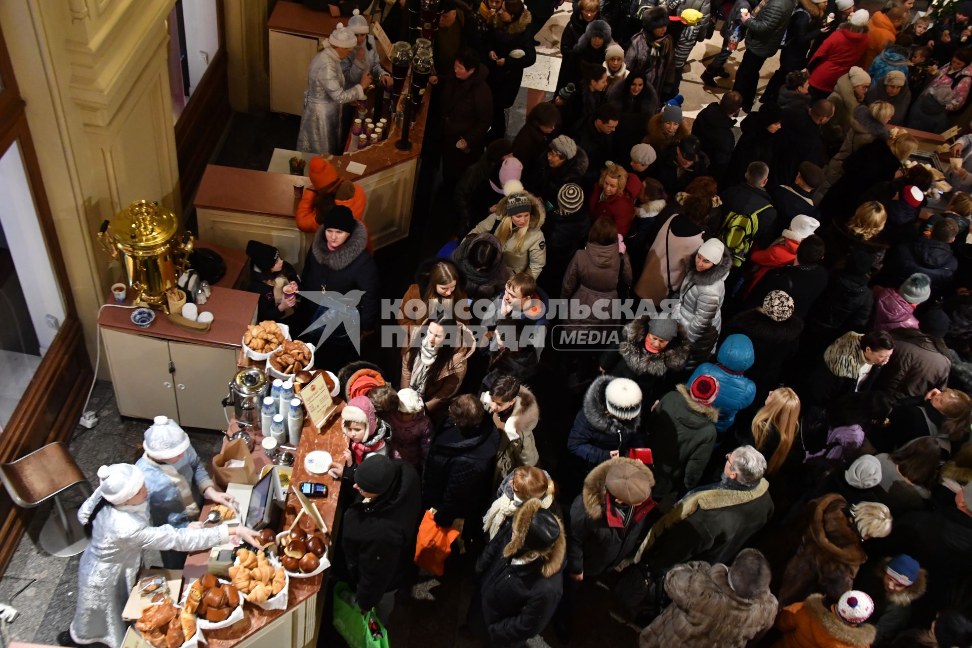 Москва.  Новогодняя торговля в ГУМе.