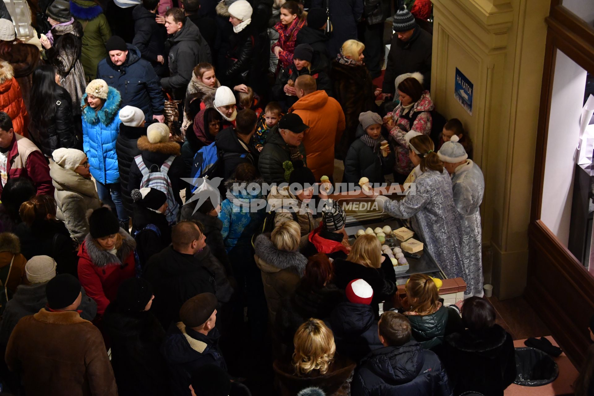 Москва.  Новогодняя торговля в ГУМе.