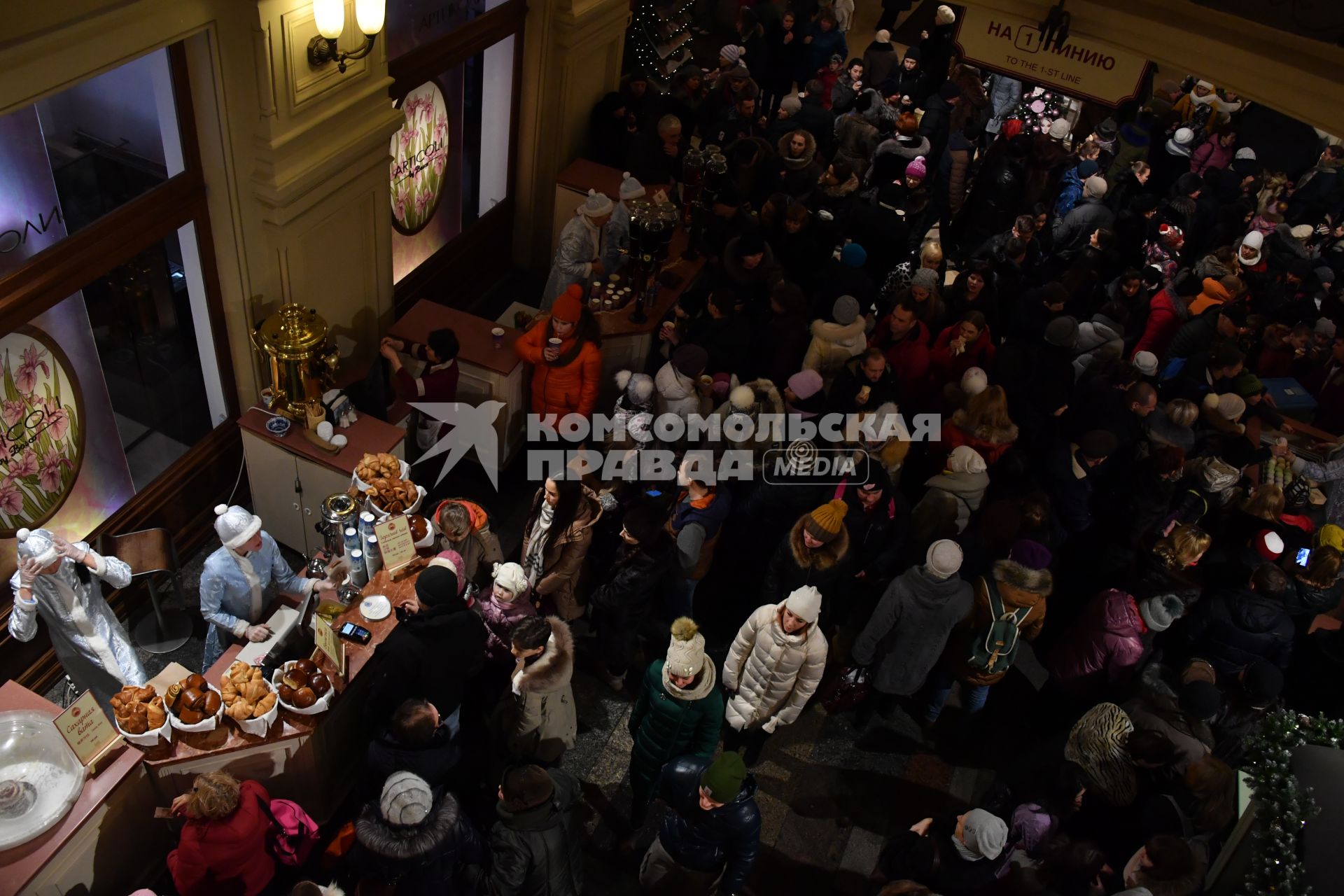 Москва.  Новогодняя торговля в ГУМе.