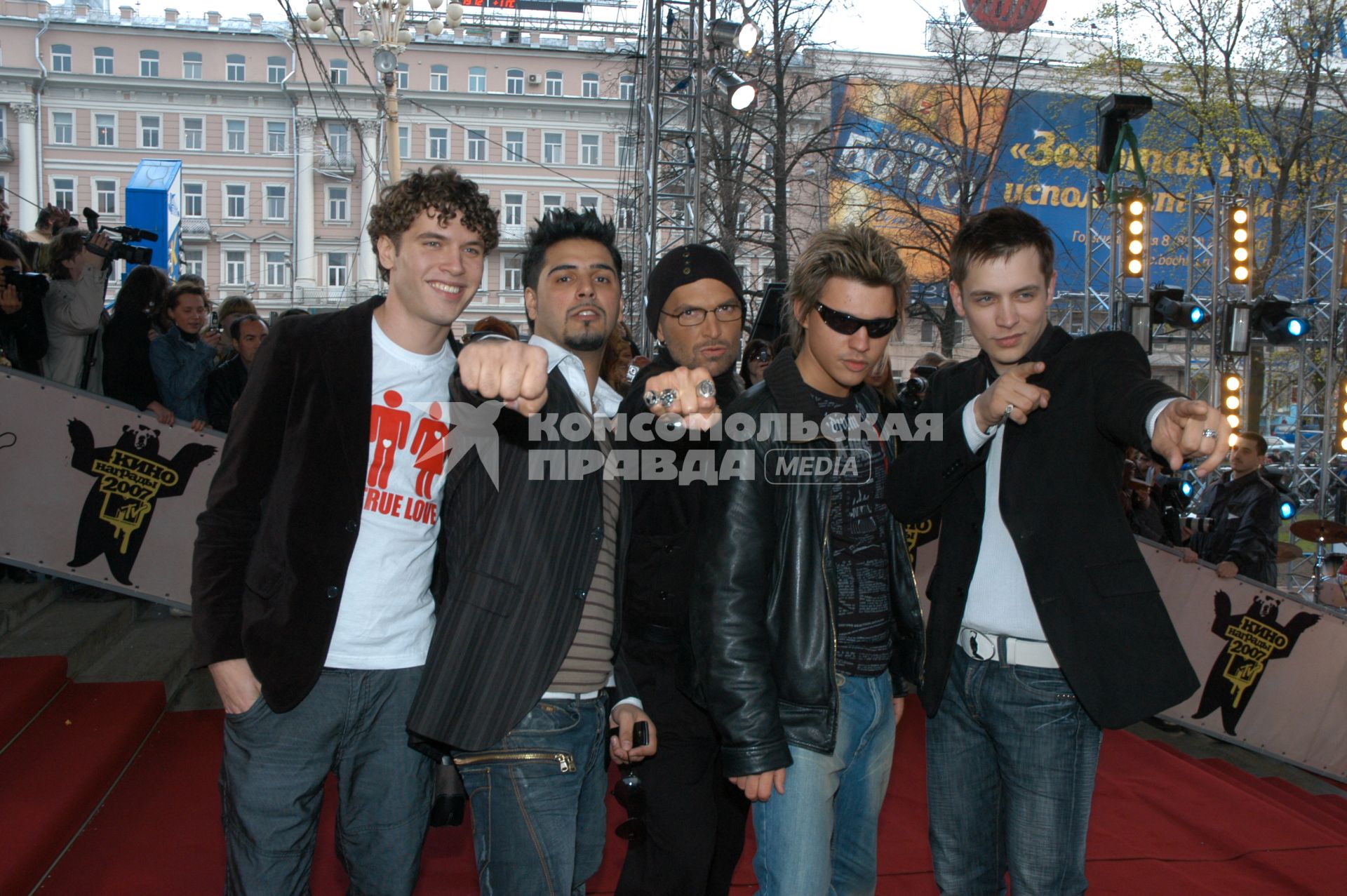 Диск130. Церемония вручения премии КИНОНАГРАДЫ MTV РОССИЯ. 2007. На снимке: участники группы КОРНИ Павел Артемьев,  Александр Бердников, Алексей Кабанов, Александр Асташенок и телеведущий Александр Анатольевич (в центре)