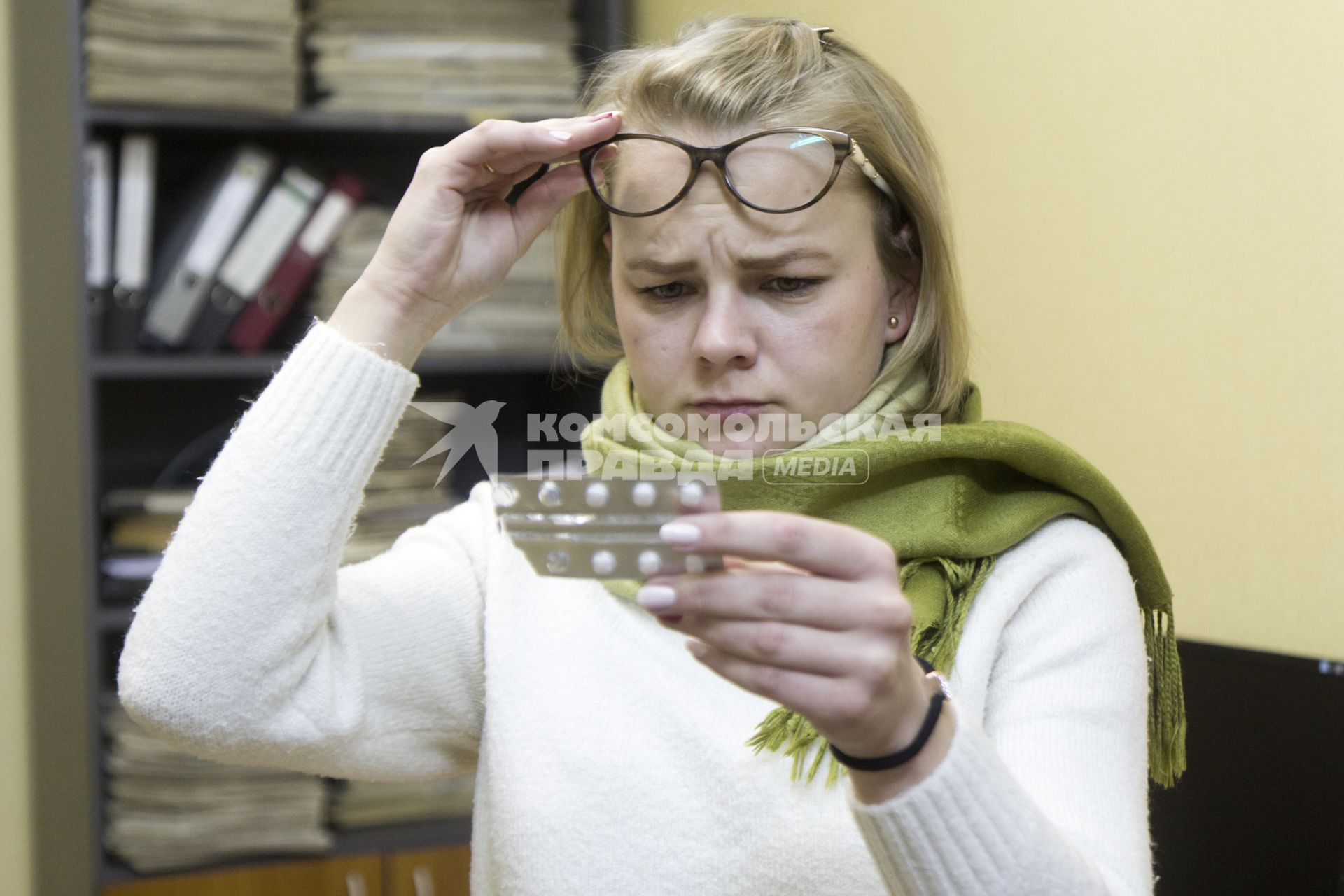 Иркутск. Девушка на рабочем месте в офисе  лечит простуду.