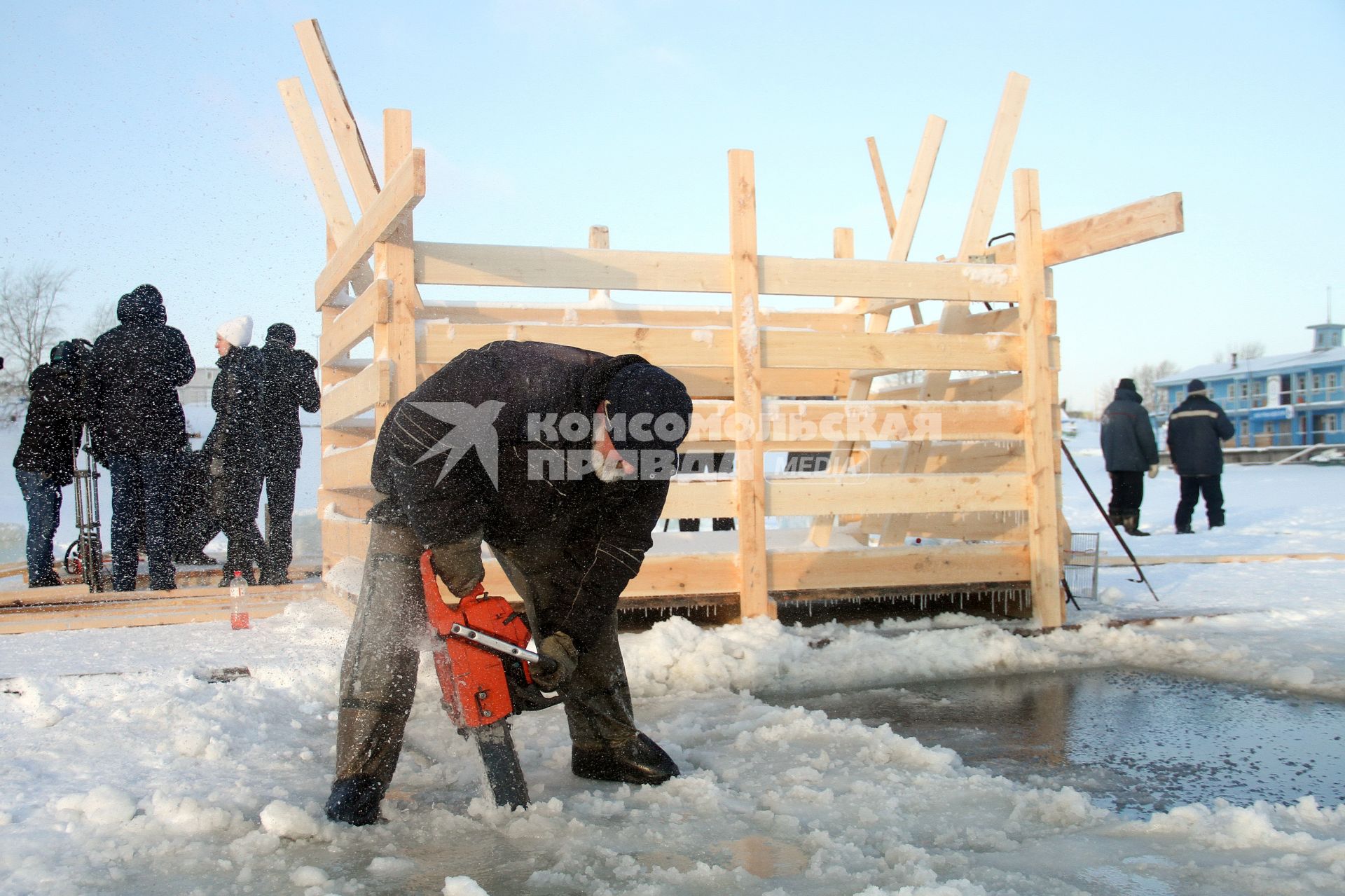 Нижний Новгород. Рабочий подготавливает купель к празднику Крещения.