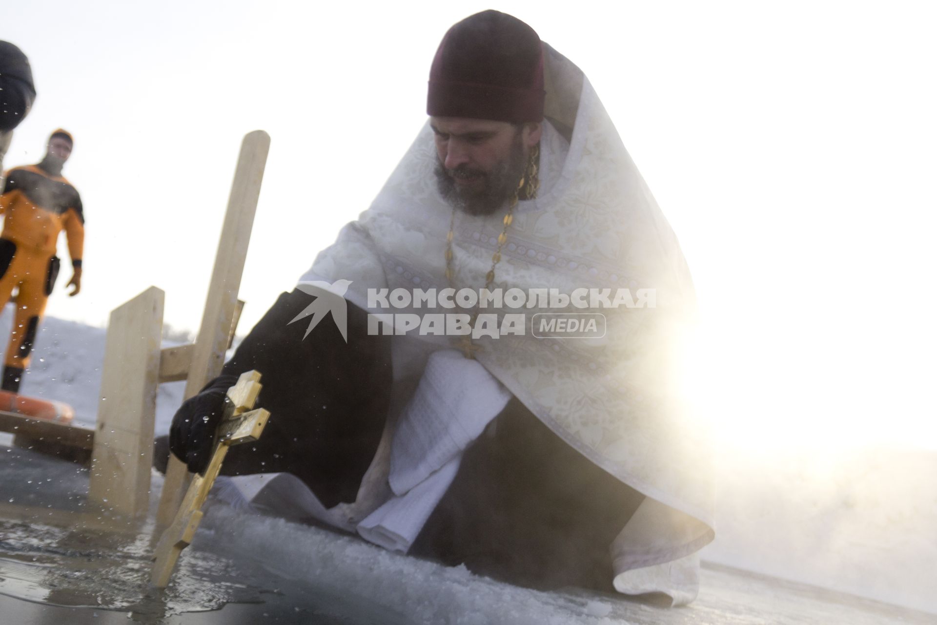 Иркутск. Священнослужитель  освящает воду в иордани  перед крещенскими купаниями.