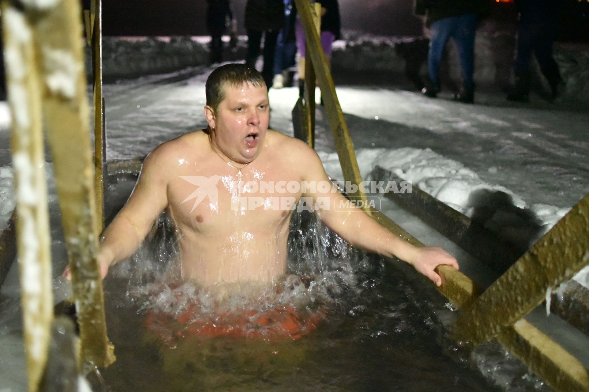 Новосибирск. Верующий во время крещенского купания.