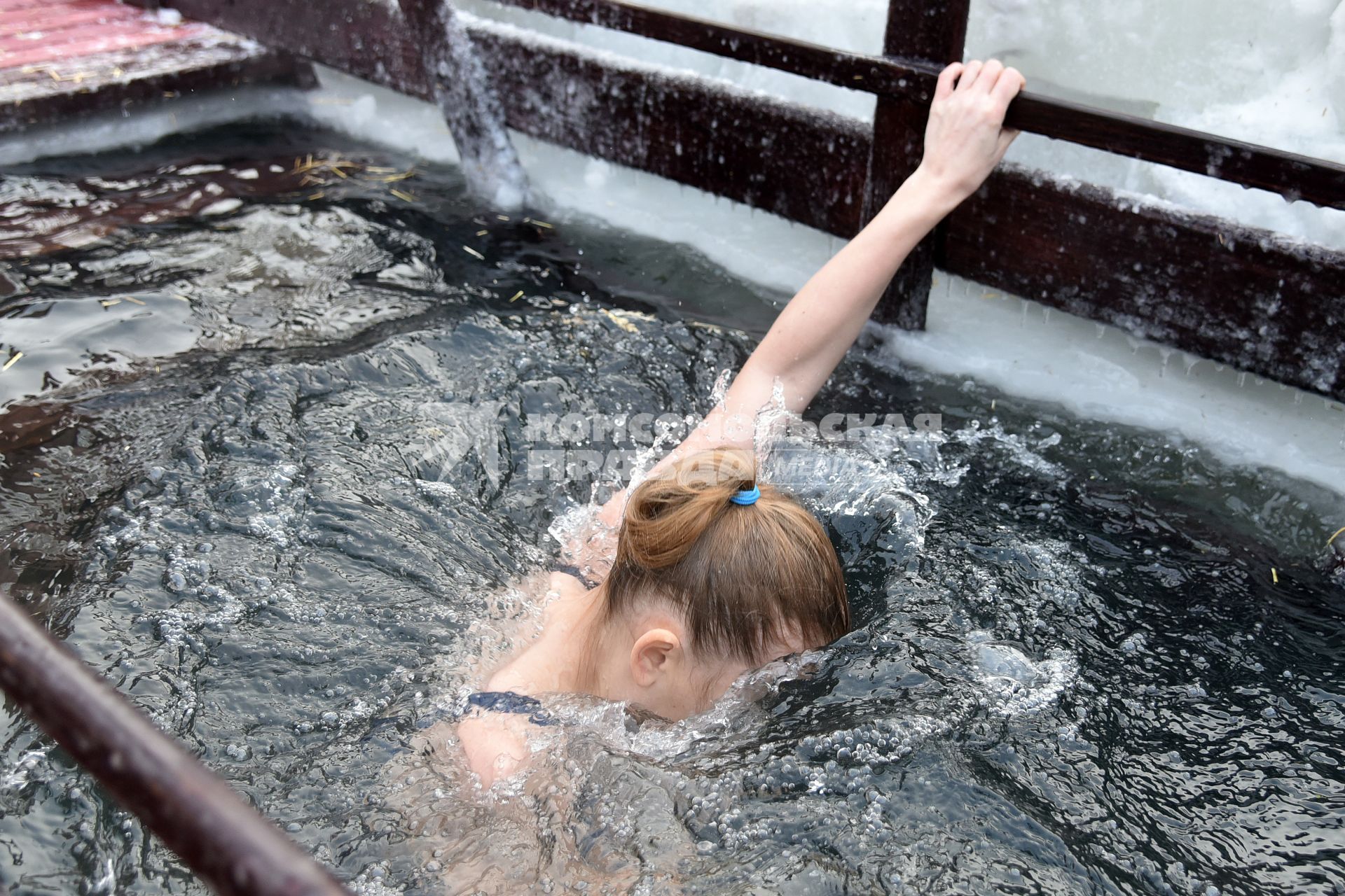 Новосибирск. Верующая во время крещенского купания.
